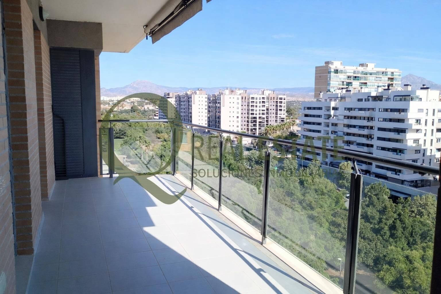 Exclusiva vivienda en PAU 5 con 2 plazas de garaje, a 5 minu - foto 2