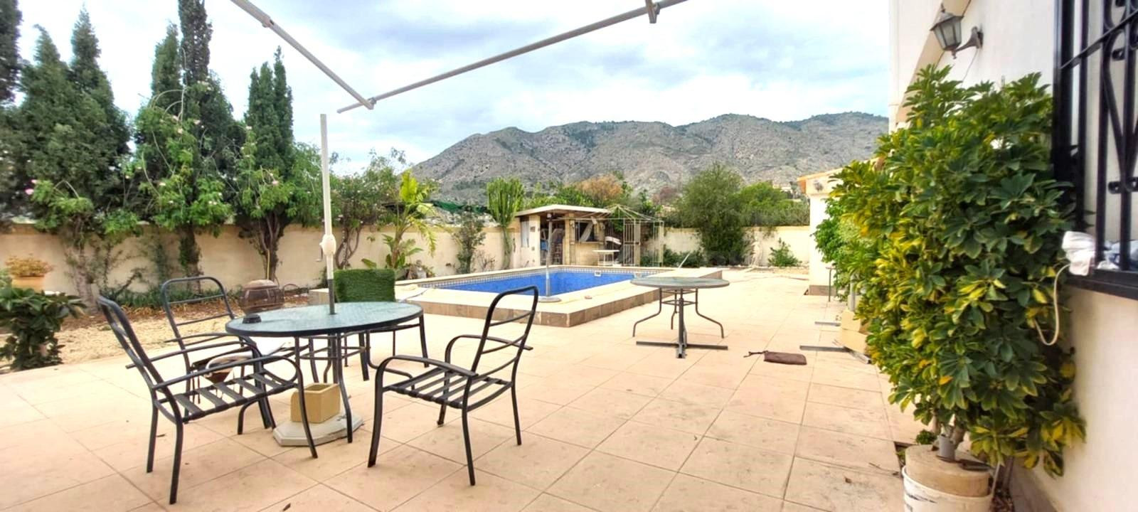 SE VENDE CHALET  DE 3 DORMITORIOS CON PISCINA PROPIA EN ORCHETA