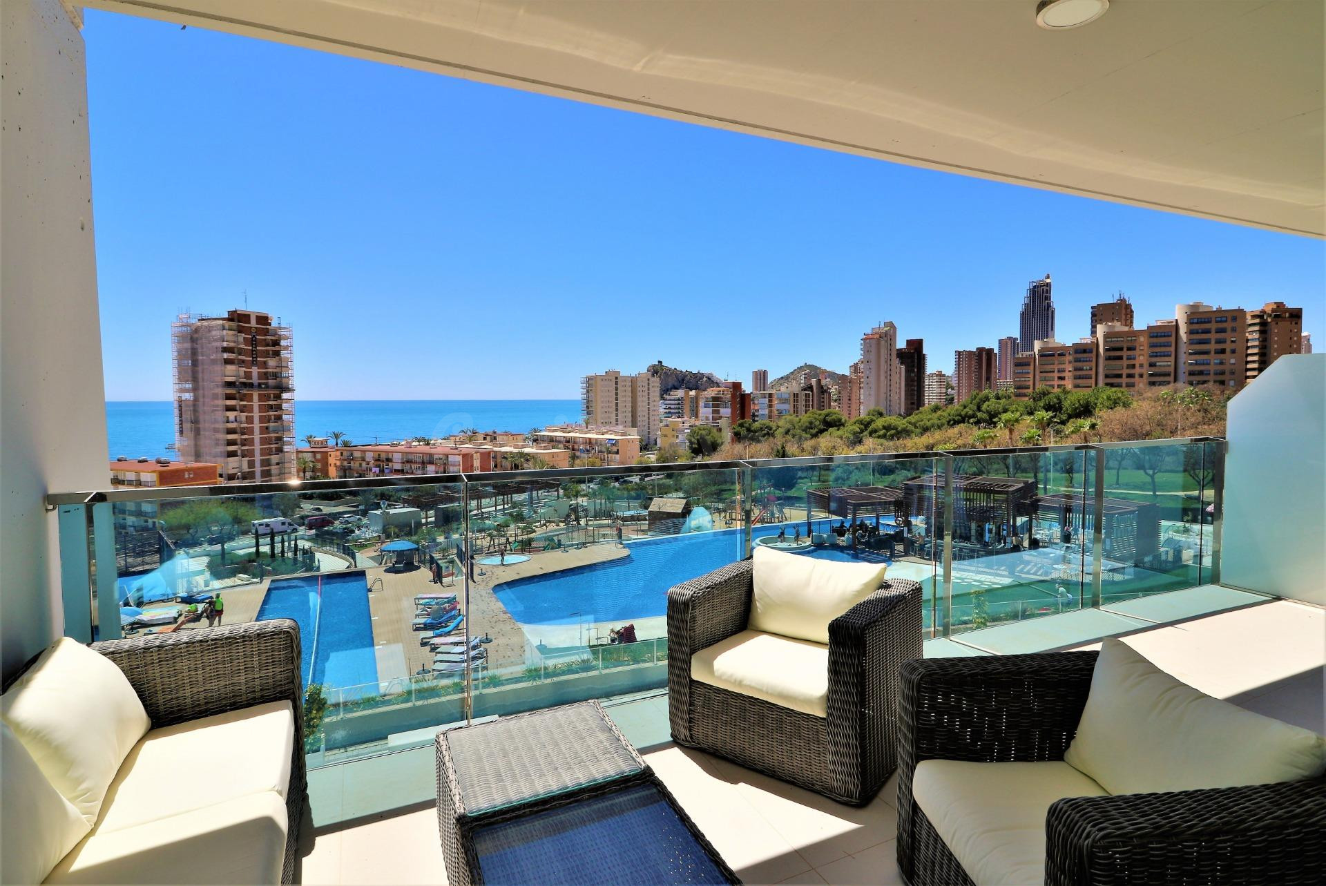 SE VENDE PISO DE 2 DORMITORIOS CON VISTAS AL MAR Y PLAZA DE  - foto 2