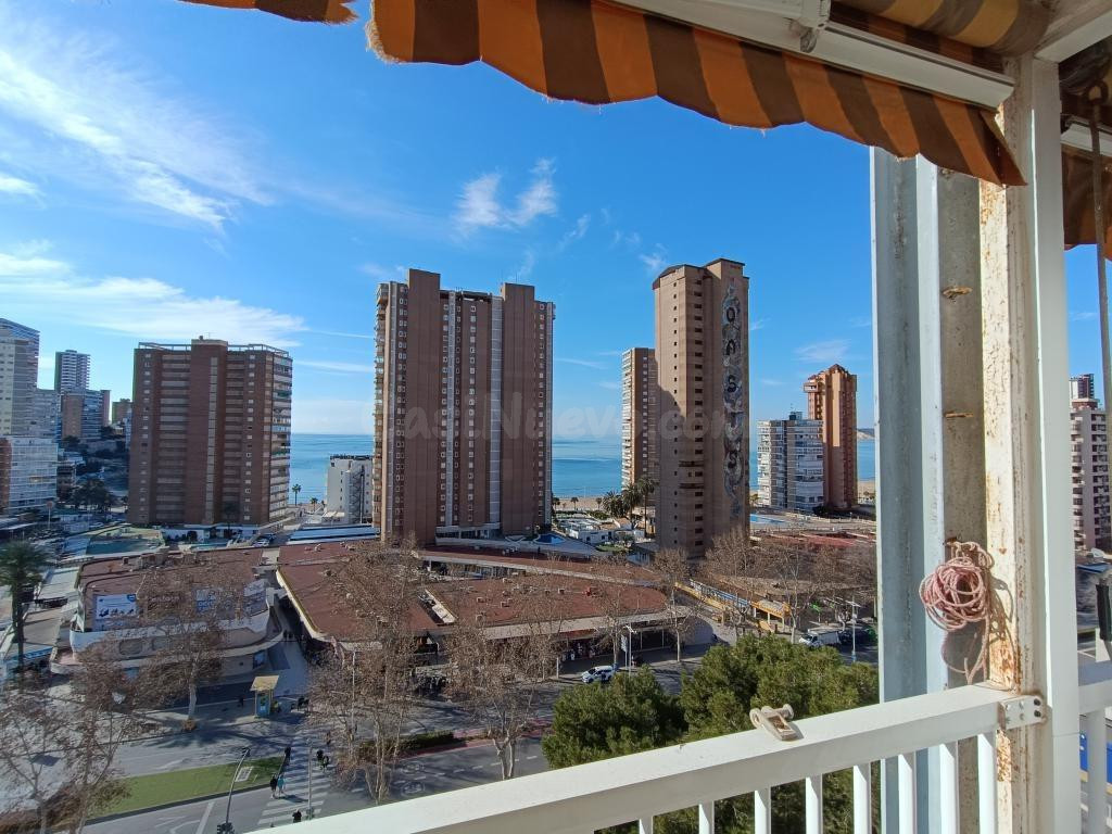 FANTÁSTICO PISO DE 3 DORMITORIOS Y 2 BAÑOS CON VISTAS AL MAR, PARKING COMUNITARIO Y PISCINA EN AV MEDITERRÁNEO