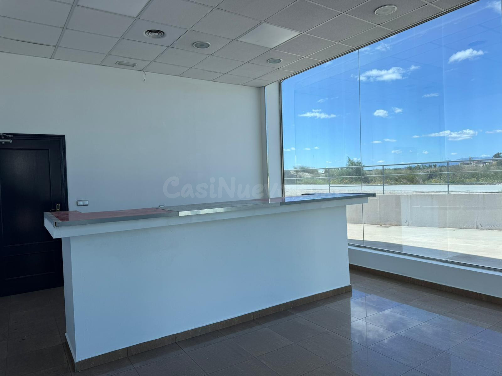 NAVE INDUSTRIAL EN ALQUILER CON OFICINAS, PARKING PRIVADO Y 