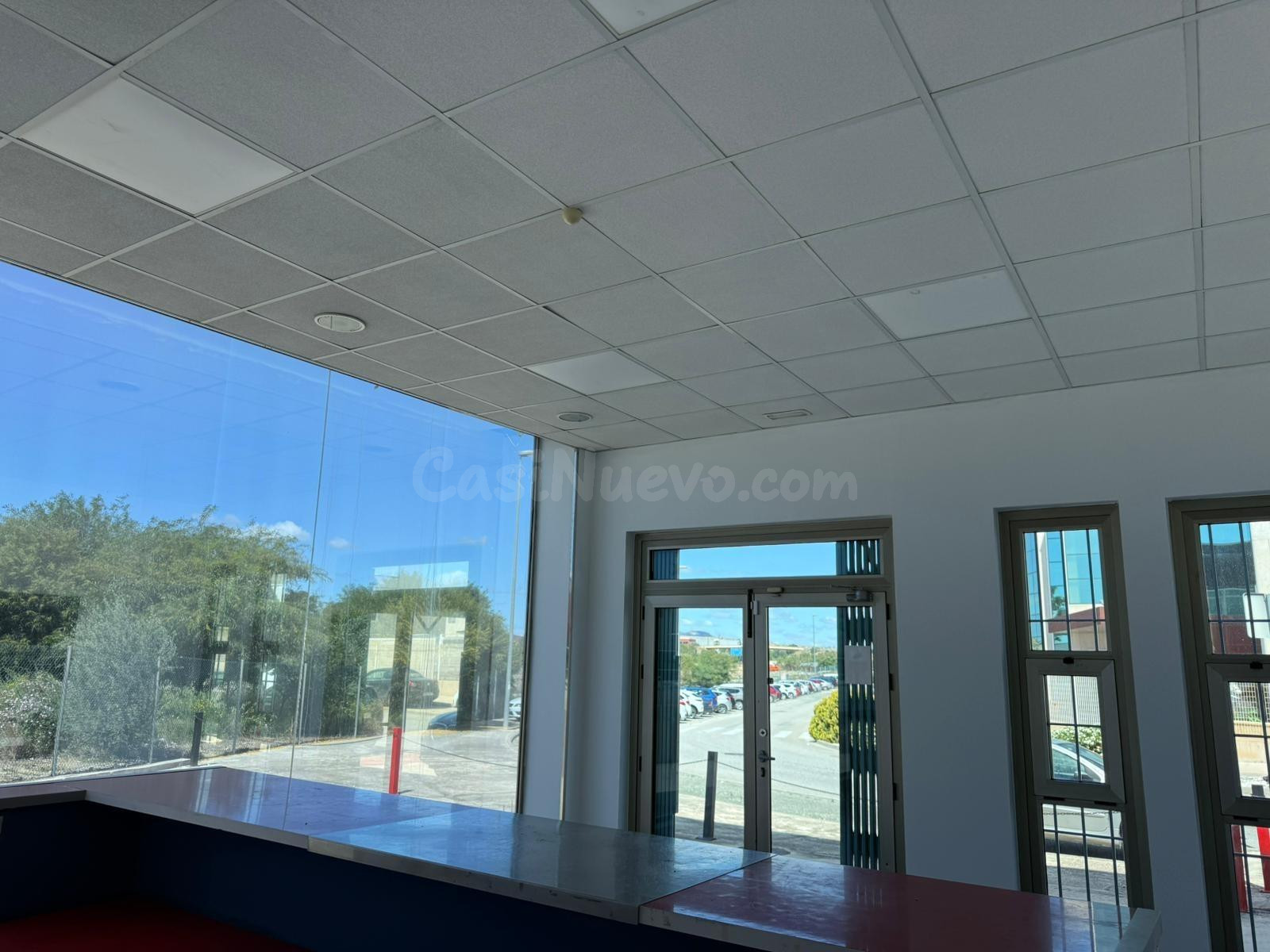 NAVE INDUSTRIAL EN ALQUILER CON OFICINAS, PARKING PRIVADO Y  - foto 2