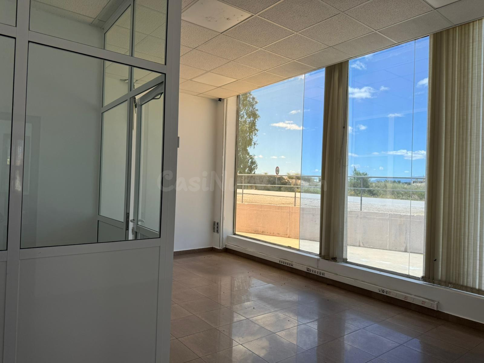 NAVE INDUSTRIAL EN ALQUILER CON OFICINAS, PARKING PRIVADO Y  - foto 3