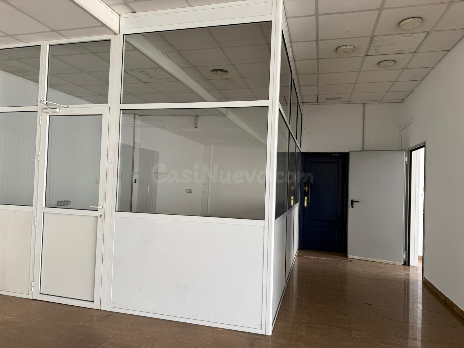 NAVE INDUSTRIAL EN ALQUILER CON OFICINAS, PARKING PRIVADO Y  - foto 4