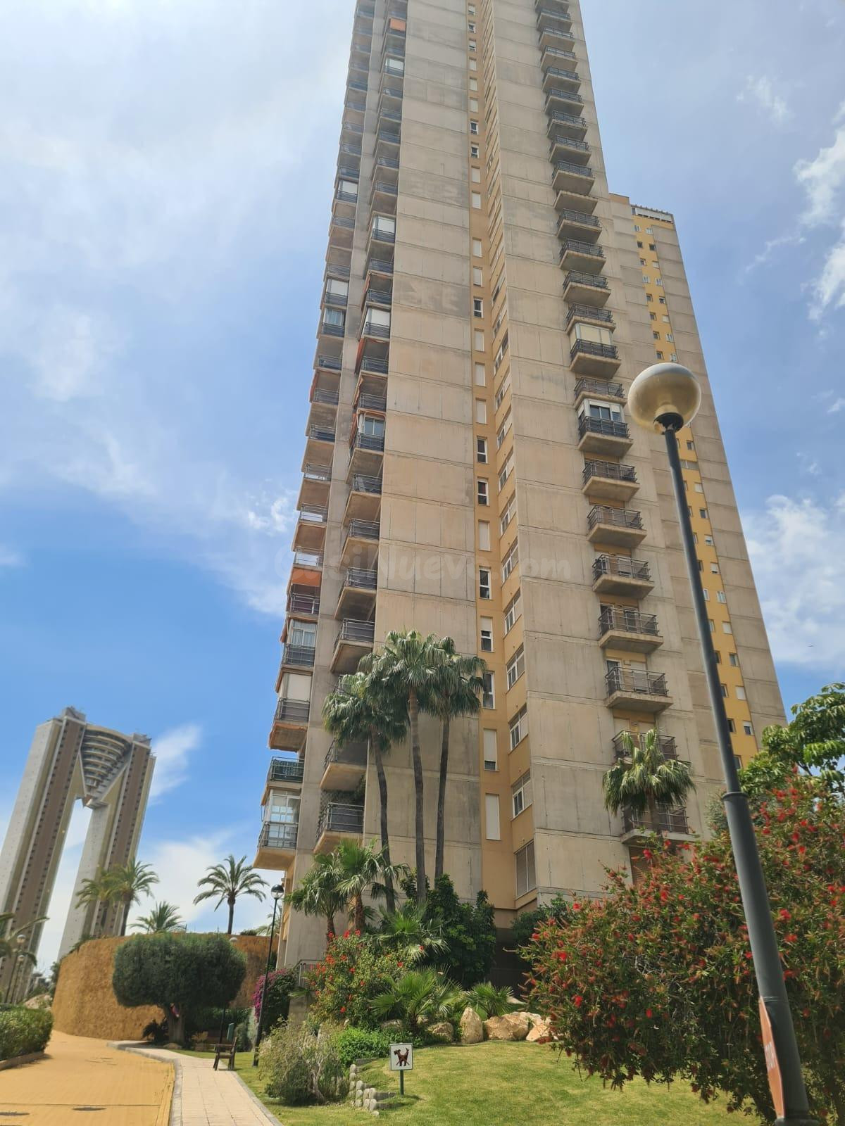 FANTÁSTICO APARTAMENTO CON 3 DORMITORIOS, DOS BAÑOS, GARAJE, PISCINA Y VISTAS AL MAR