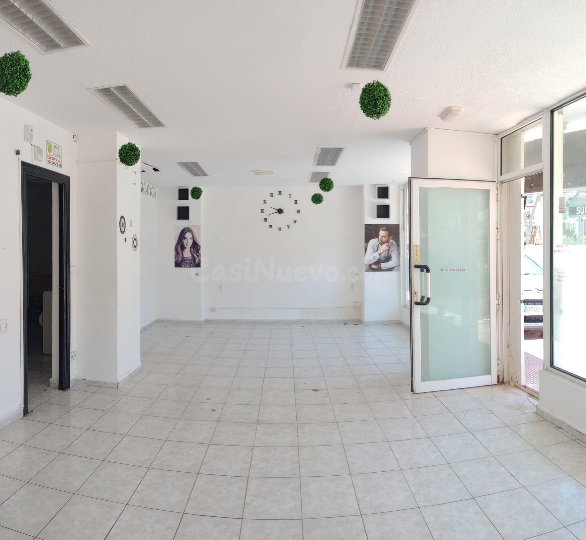 Local comercial ubicado entre 1 y 2 linea playa Levante, a u