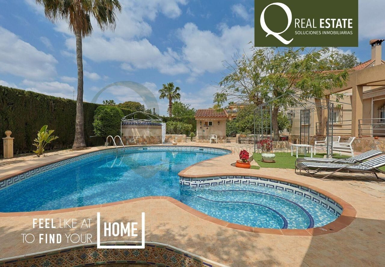 Chalet independiente con piscina y gran parcela junto al Clu