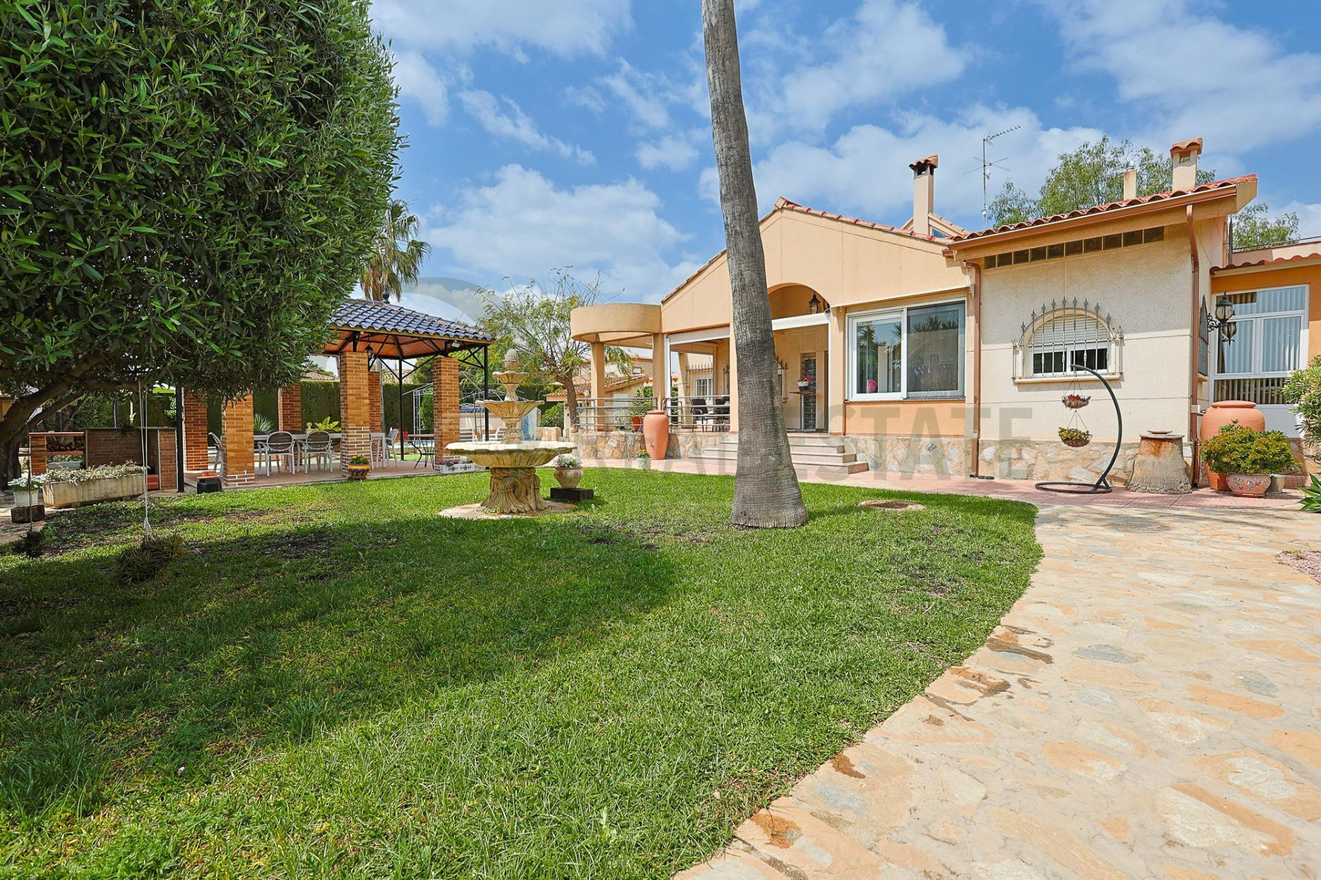 Chalet independiente con piscina y gran parcela junto al Clu - foto 2