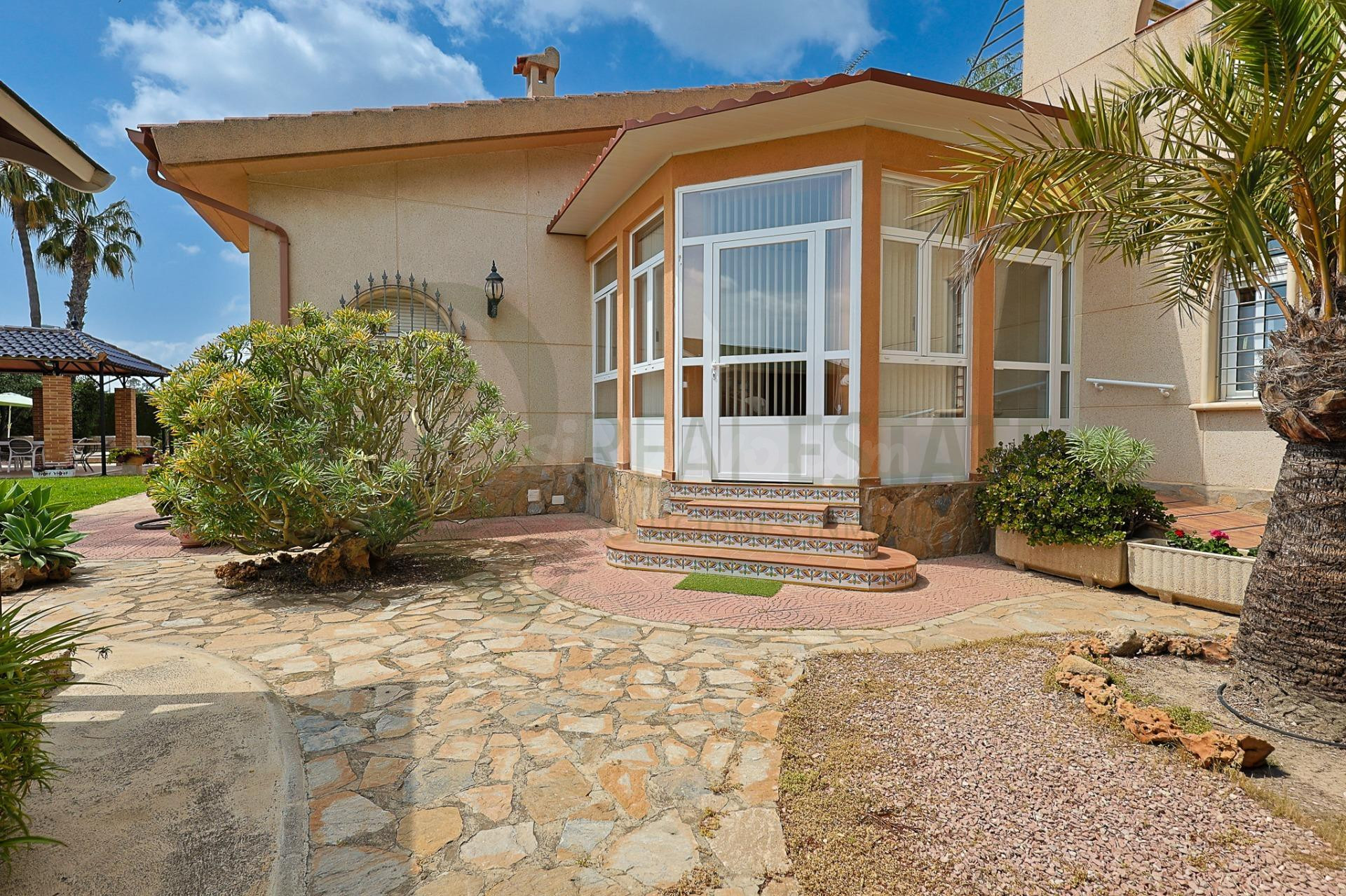 Chalet independiente con piscina y gran parcela junto al Clu - foto 3