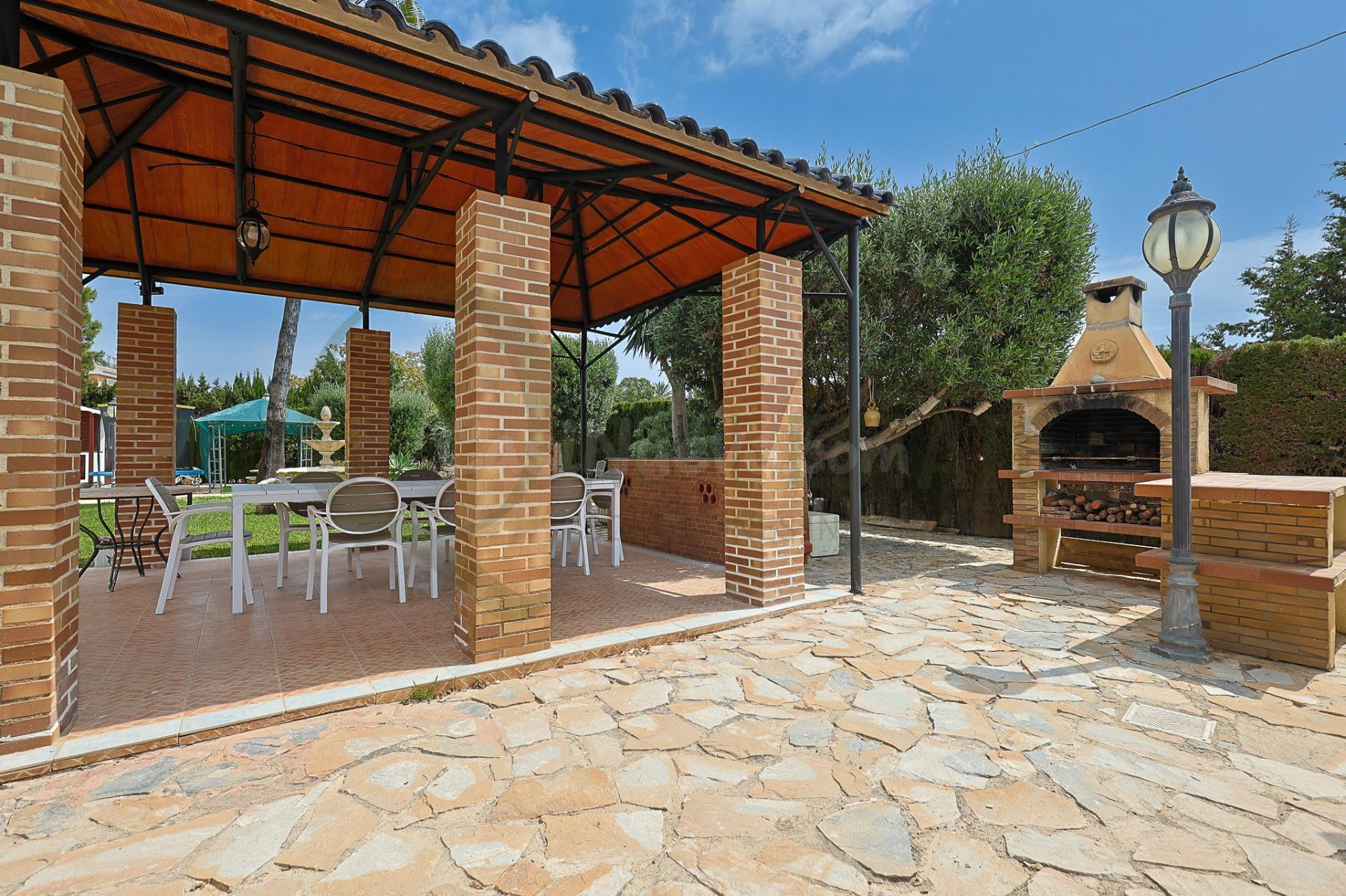 Chalet independiente con piscina y gran parcela junto al Clu - foto 4