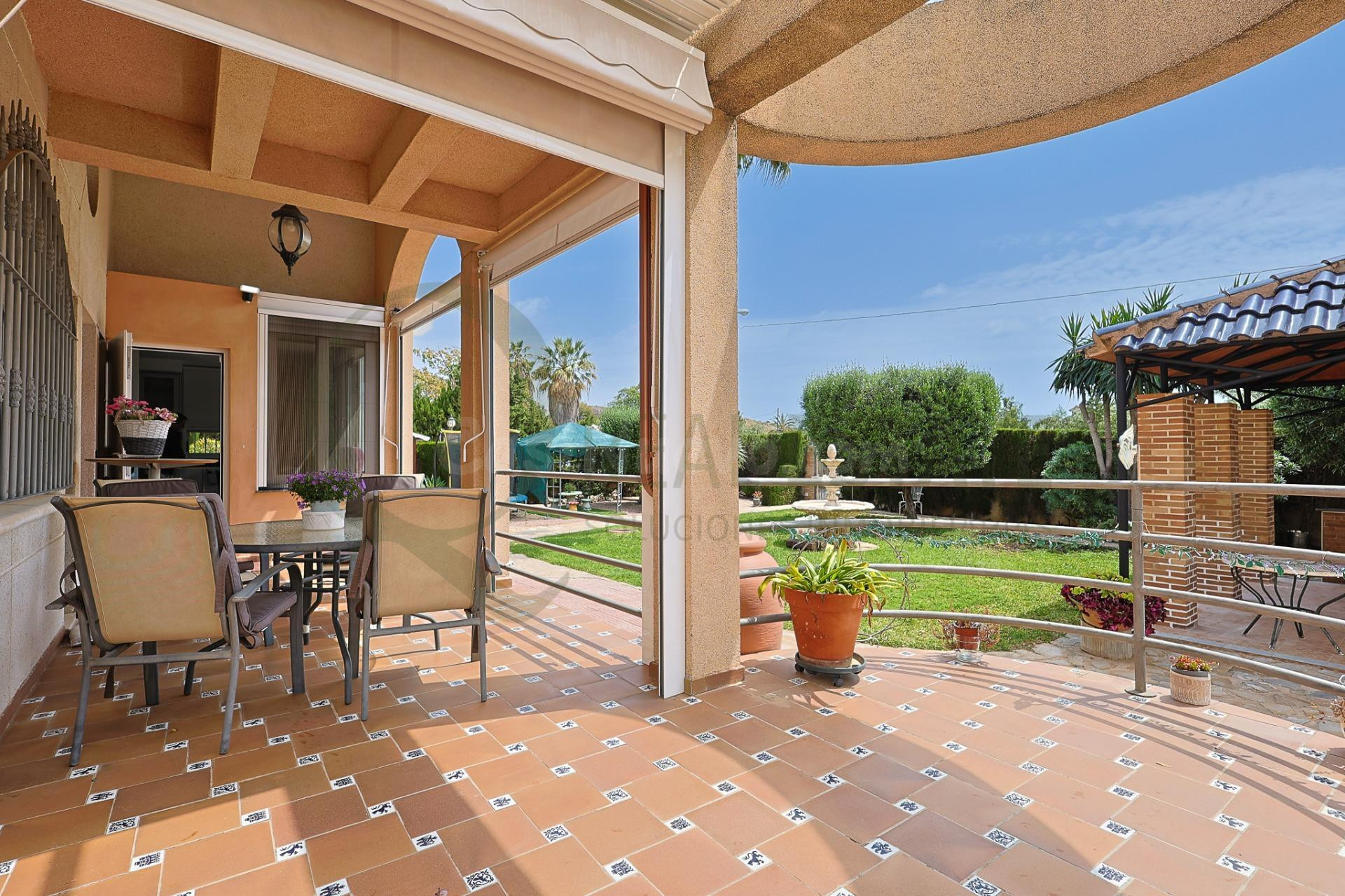 Chalet independiente con piscina y gran parcela junto al Clu - foto 5