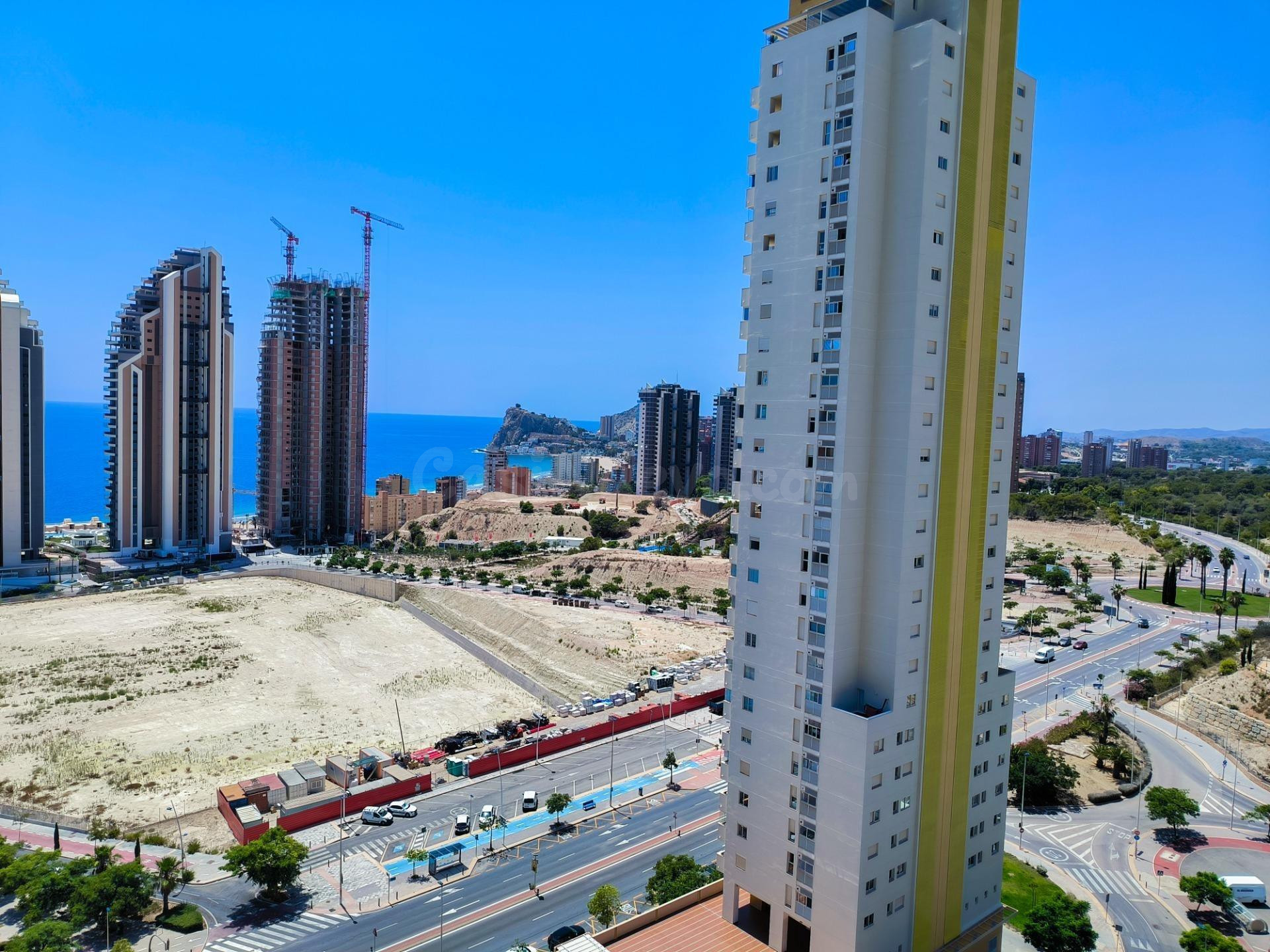 Amplio piso con 2 dormitorios y vistas al mar, con plaza de  - foto 3