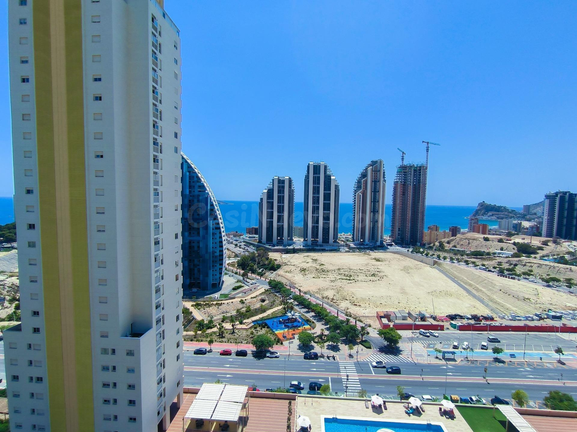 Amplio piso con 2 dormitorios y vistas al mar, con plaza de  - foto 4