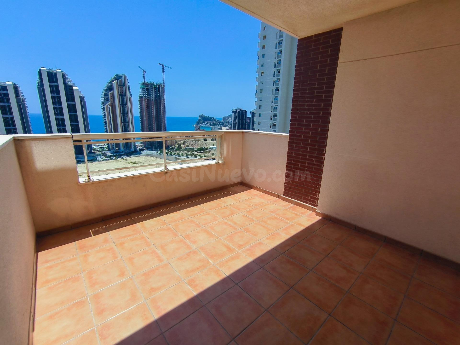 Amplio piso con 2 dormitorios y vistas al mar, con plaza de  - foto 5