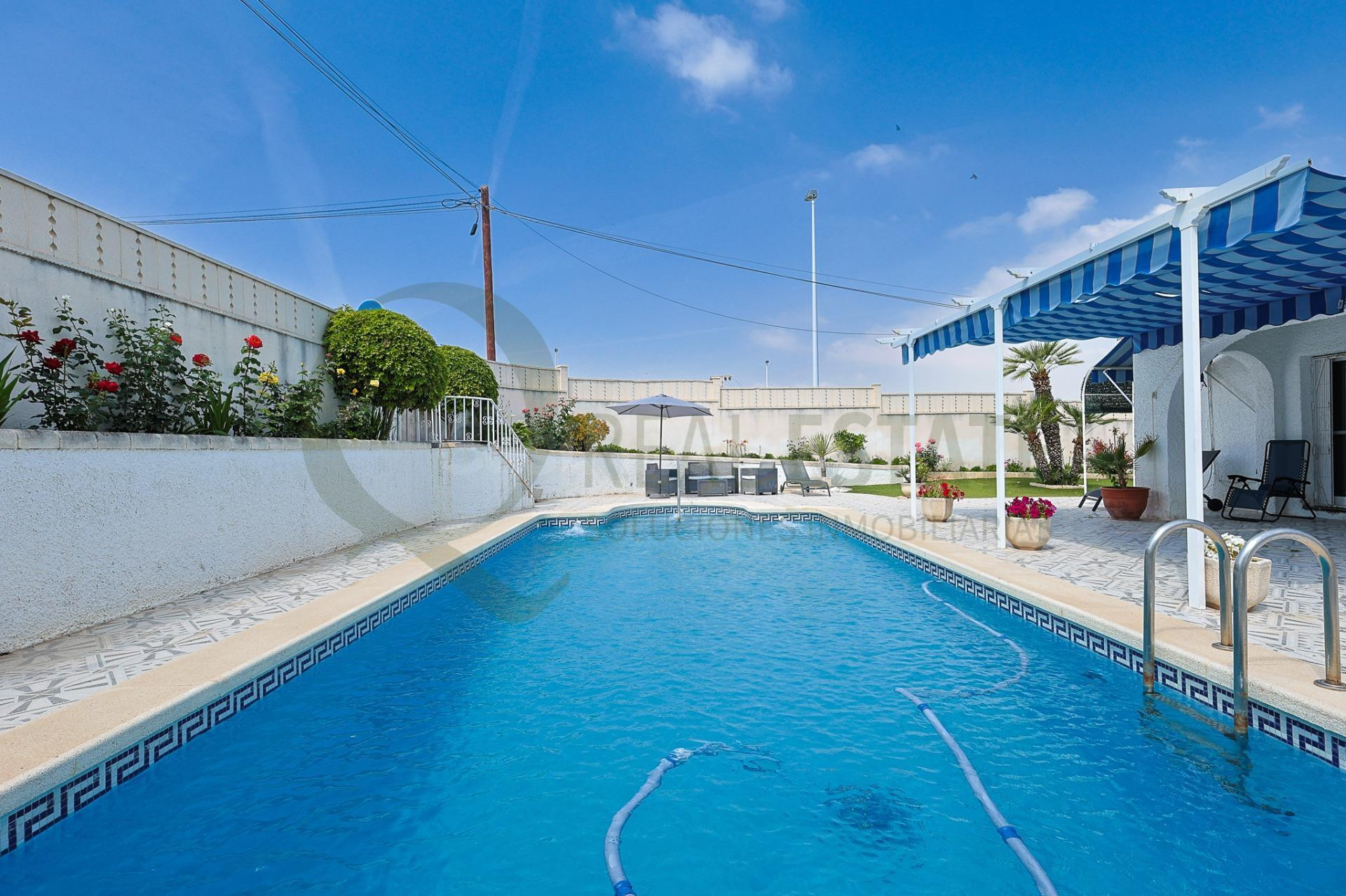 Chalet independiente en esquina con piscina privada y solári - foto 2