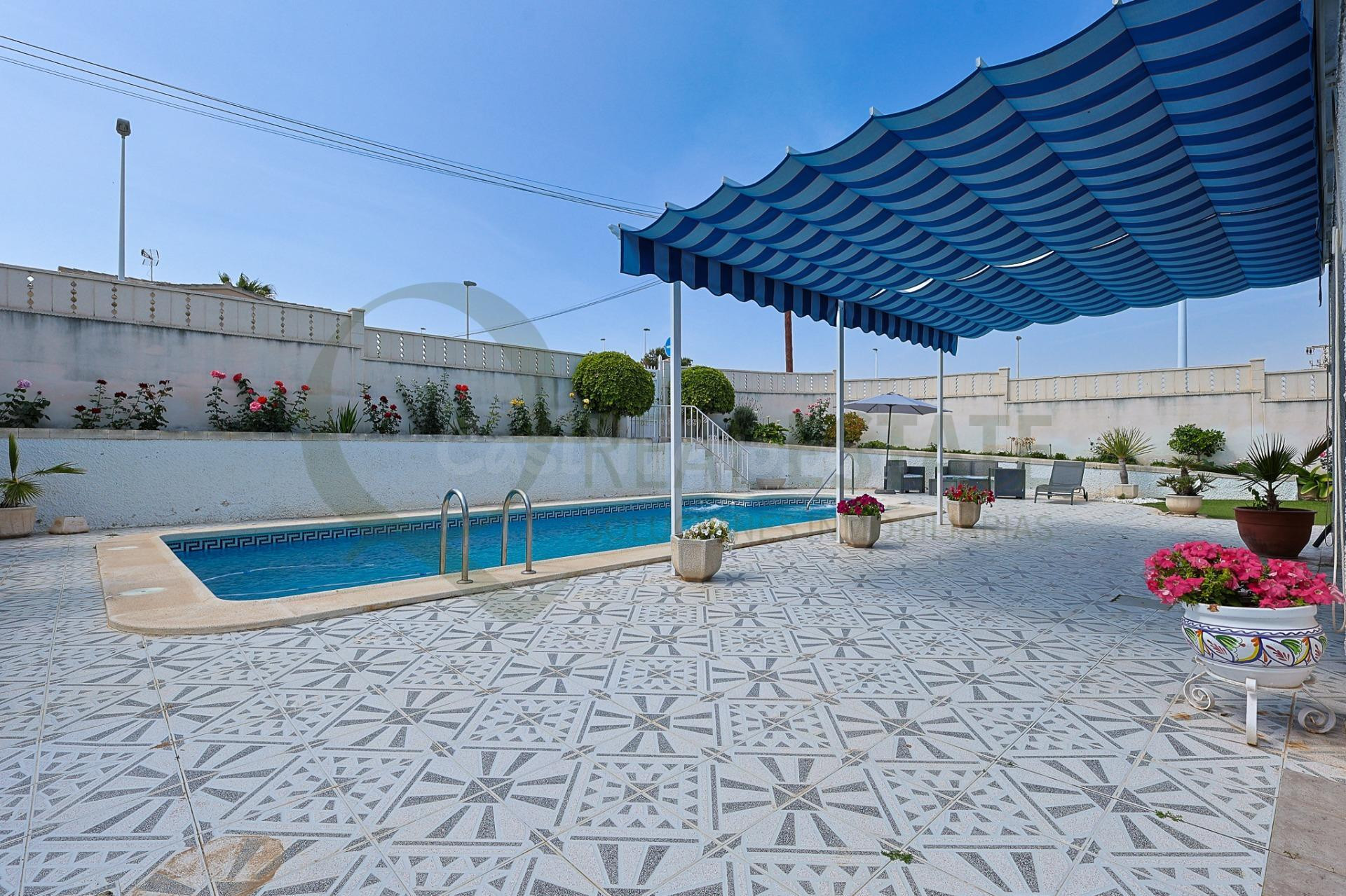 Chalet independiente en esquina con piscina privada y solári - foto 3