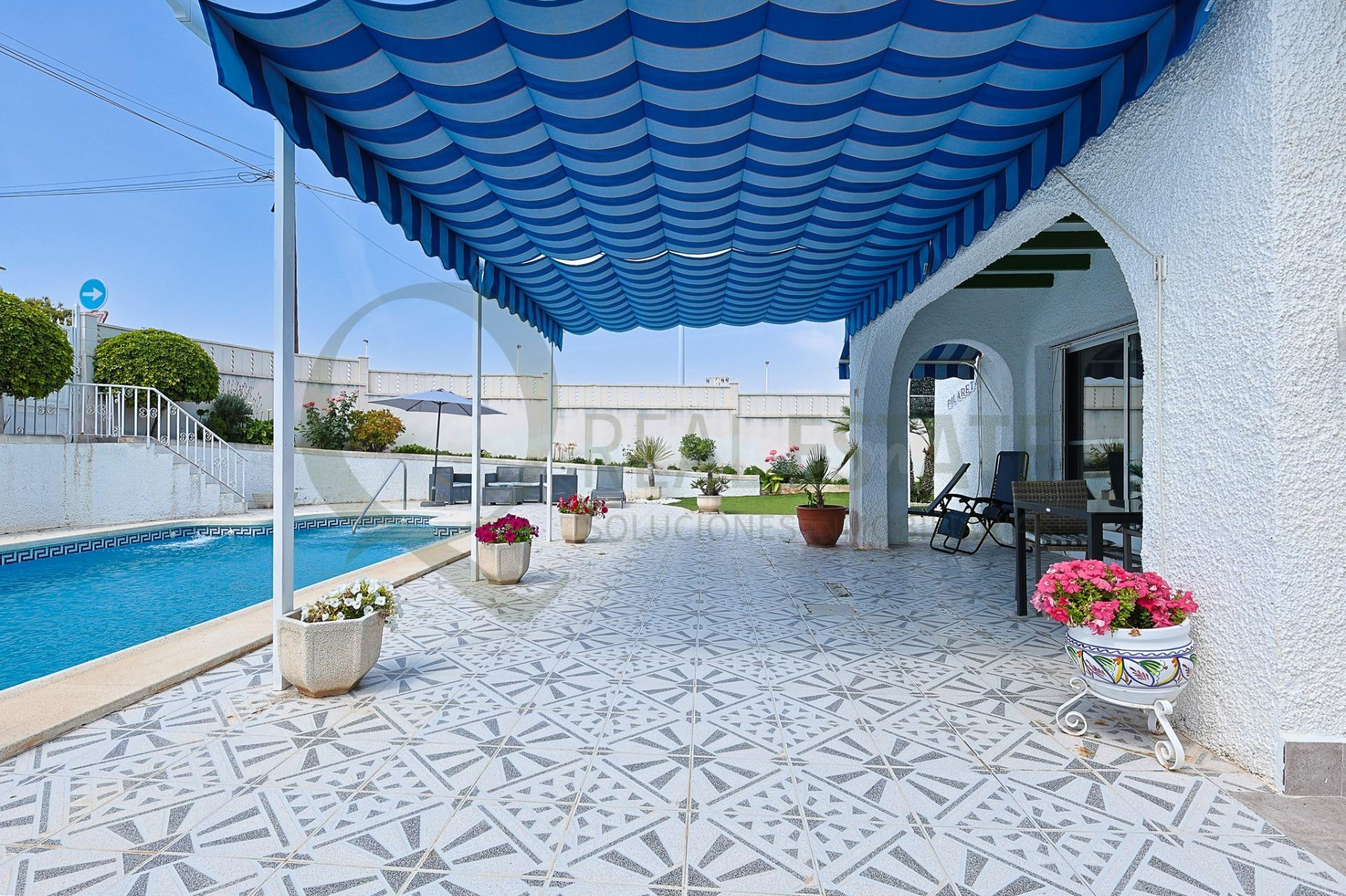 Chalet independiente en esquina con piscina privada y solári - foto 4
