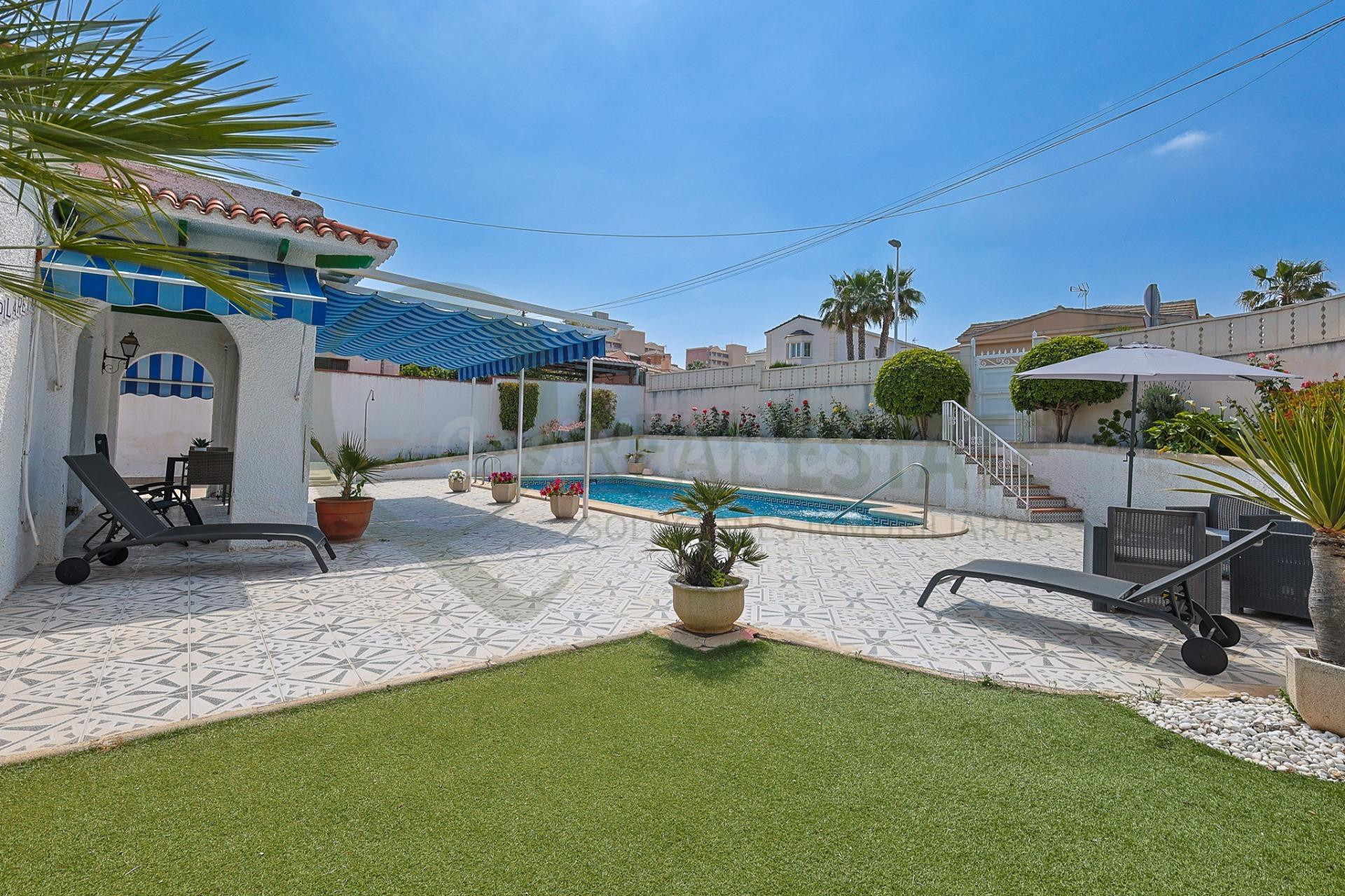Chalet independiente en esquina con piscina privada y solári - foto 5