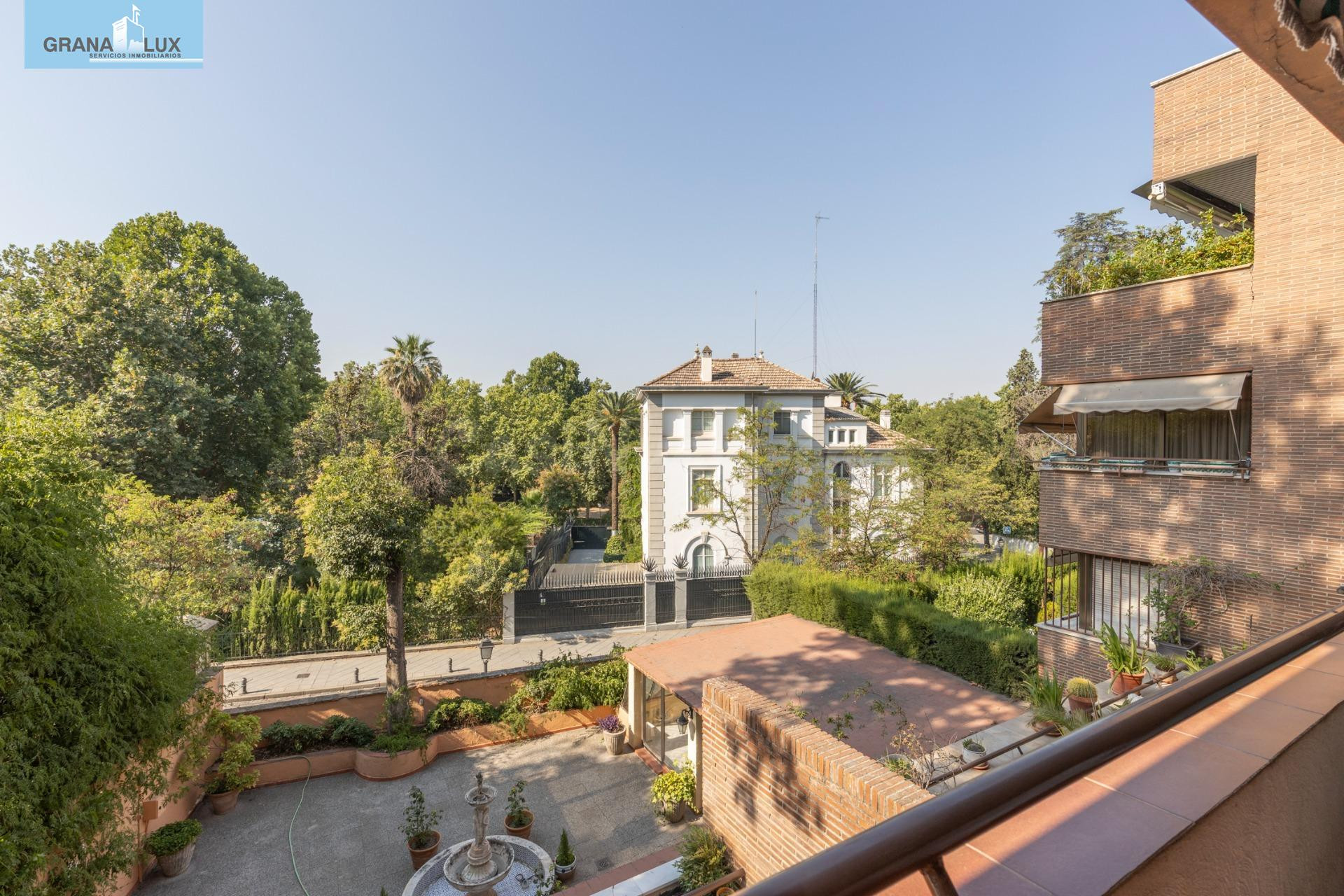 Exclusivo piso señorial con terraza en el Paseo del Salón (Cuesta de Escoriaza), con cochera y trastero.