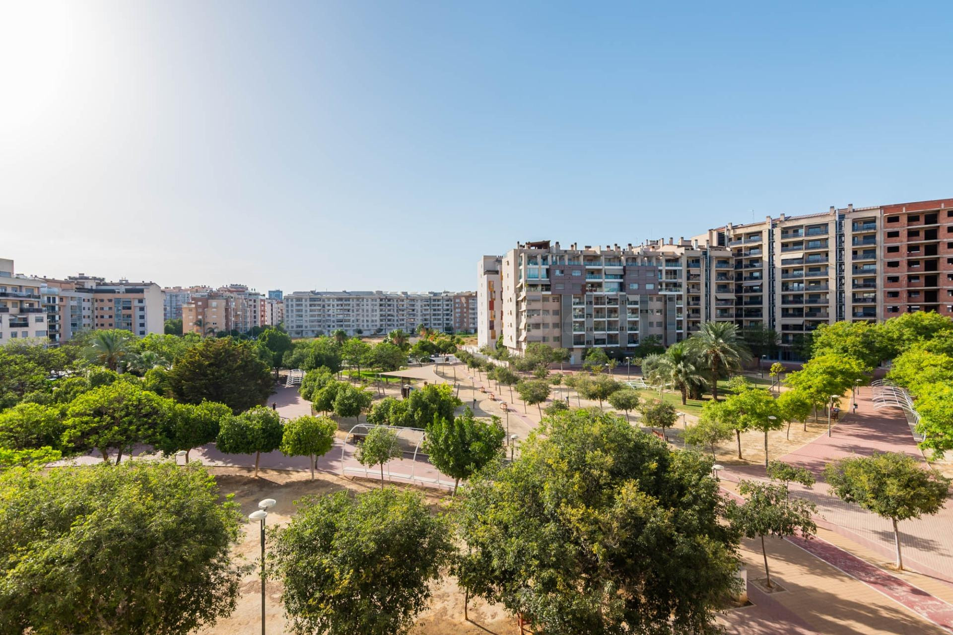 "Exclusivo piso de lujo con vistas al parque y dos plazas de