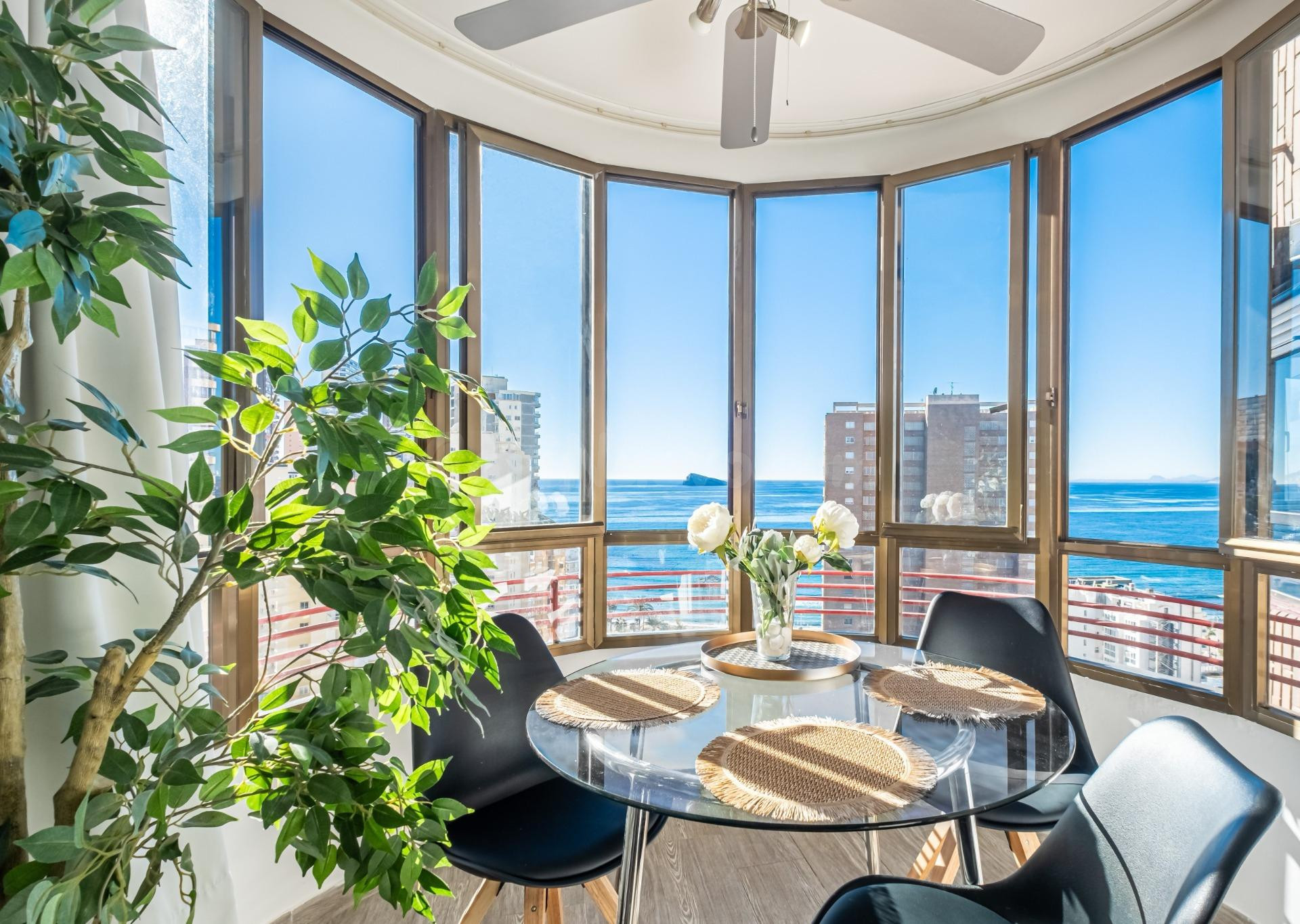 Apartamento reformado en venta con vistas al mar, parking y 