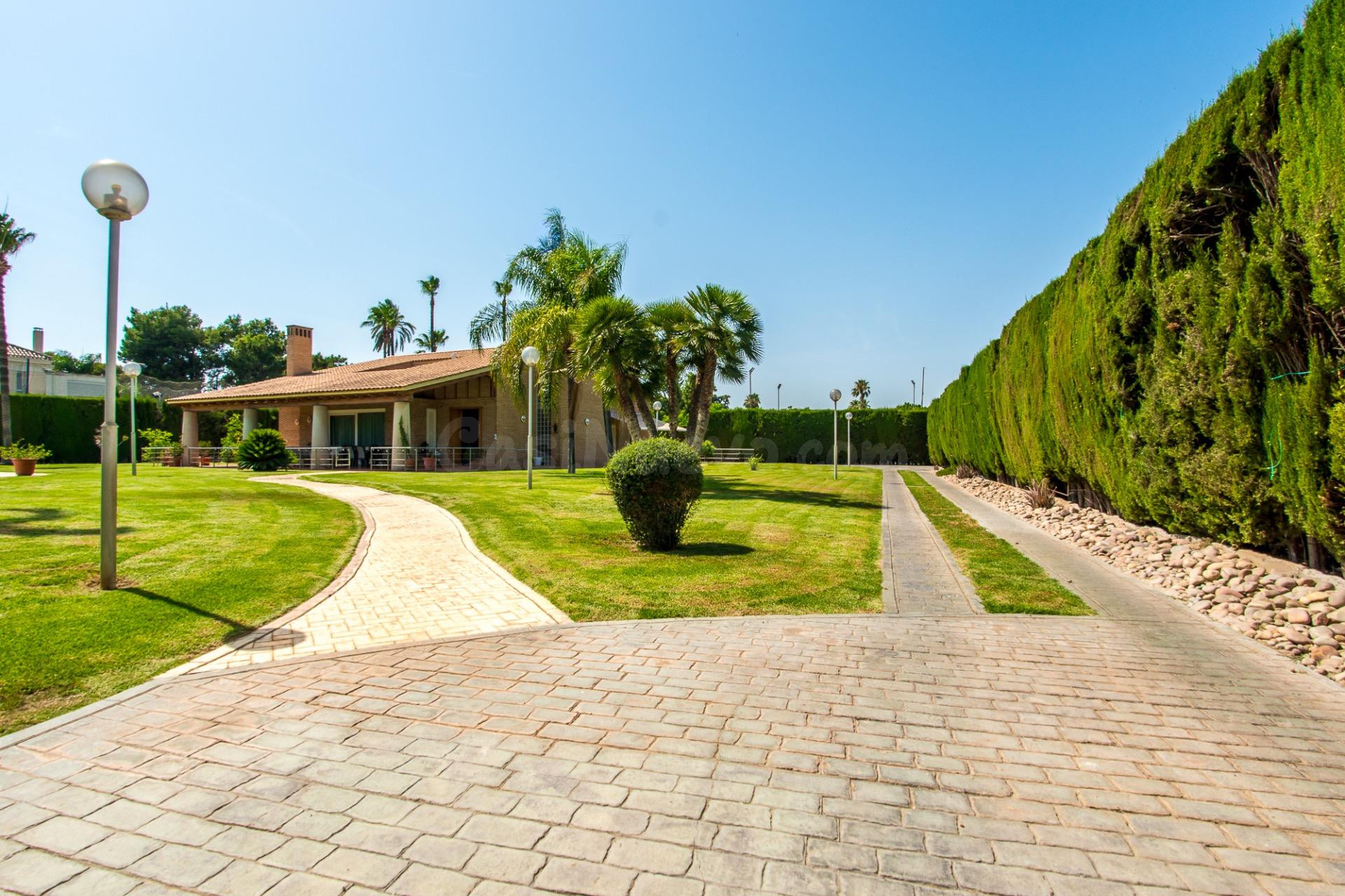 Chalet con 2.340m2 de parcela en Puente Tocinos - foto 4