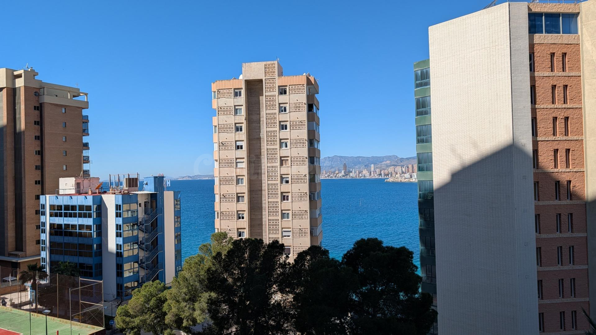 Piso de 3 habitaciones con parking y piscina a un paso de la playa de levante Benidorm! www.euroloix.com