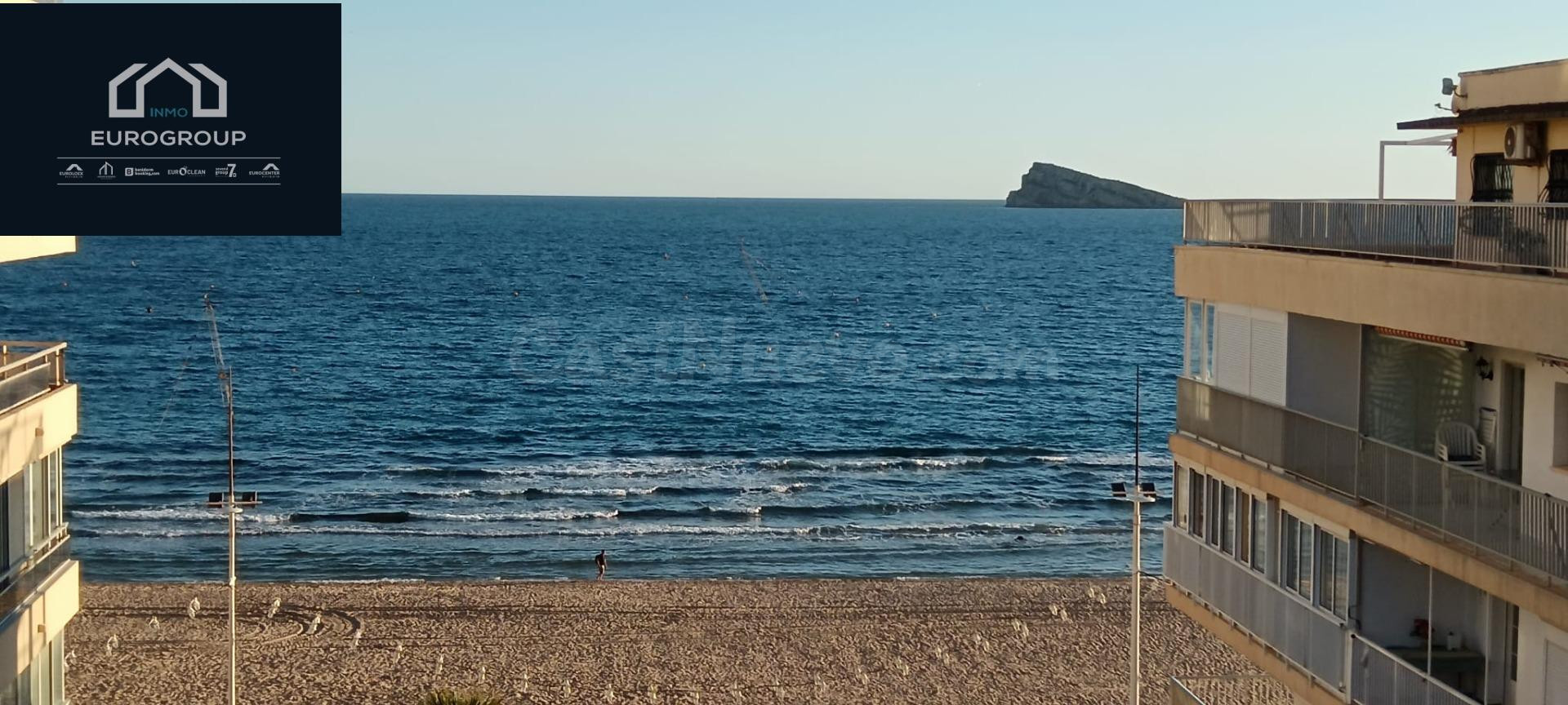 ÁTICO EN PRIMERA LÍNEA DE PLAYA DE LEVANTE CON DOS VIVIENDAS: UNA DE 3 DORMITORIOS Y 2 BAÑOS, Y OTRA DE 2 DORMITORIOS Y UN BAÑO. ACTUALMENTE EN ALQUILER VACACIONAL