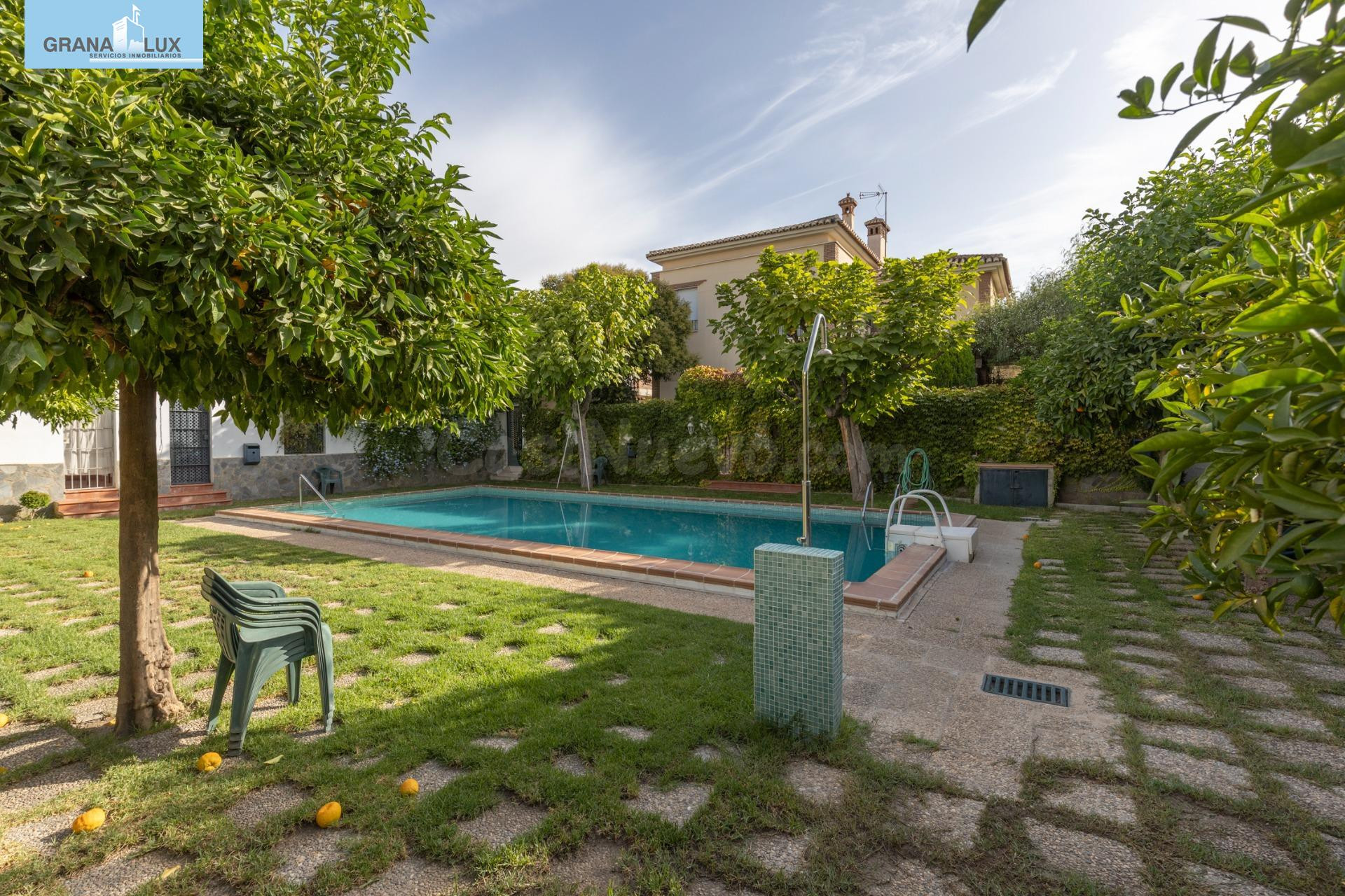Exclusiva vivienda con piscina en la zona del Serrallo con piscina comunitaria