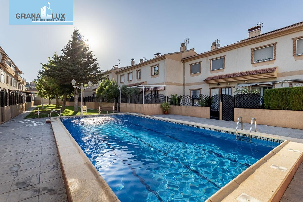 Casa en Ogijares con piscina comunitaria.