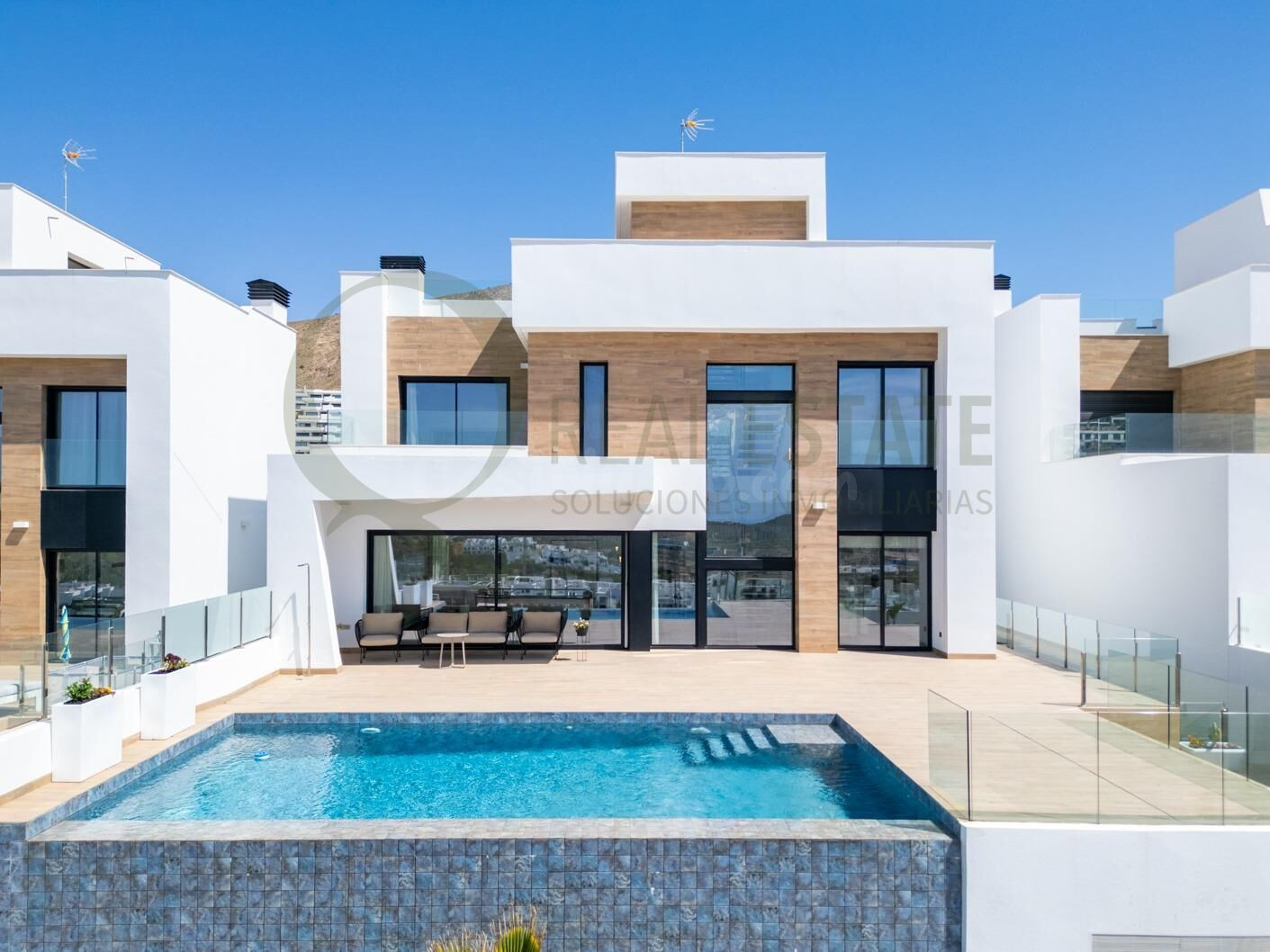 EXCLUSIVA VILLA DE DISEÑO CON VISTAS PANORÁMICAS AL MAR Y AL - foto 4