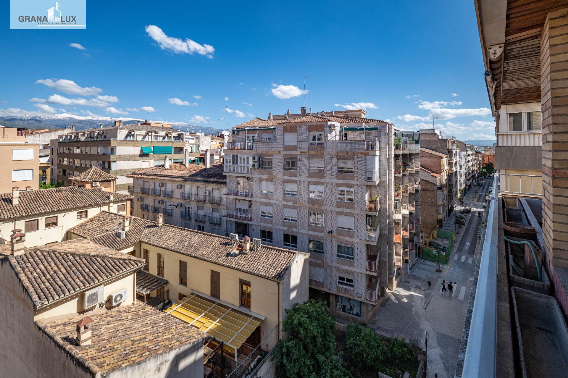 Piso singular en pleno centro de Granada, junto a Recogidas, en quinta planta exterior, con mucha luz natural, terraza, vistas, cochera en el propio edificio y ascensor.
