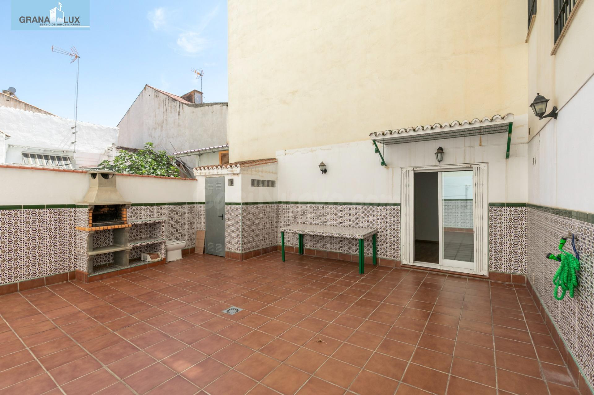 PISO EN VENTA EN ARMILLA CENTRO | 2 DORMITORIOS | GRAN PATIO