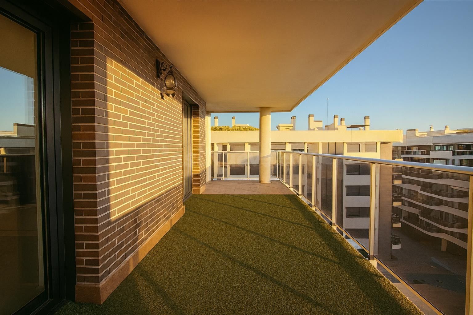 Ático en PAU 5 con amplia terraza, vistas al mar y garaje en - foto 3