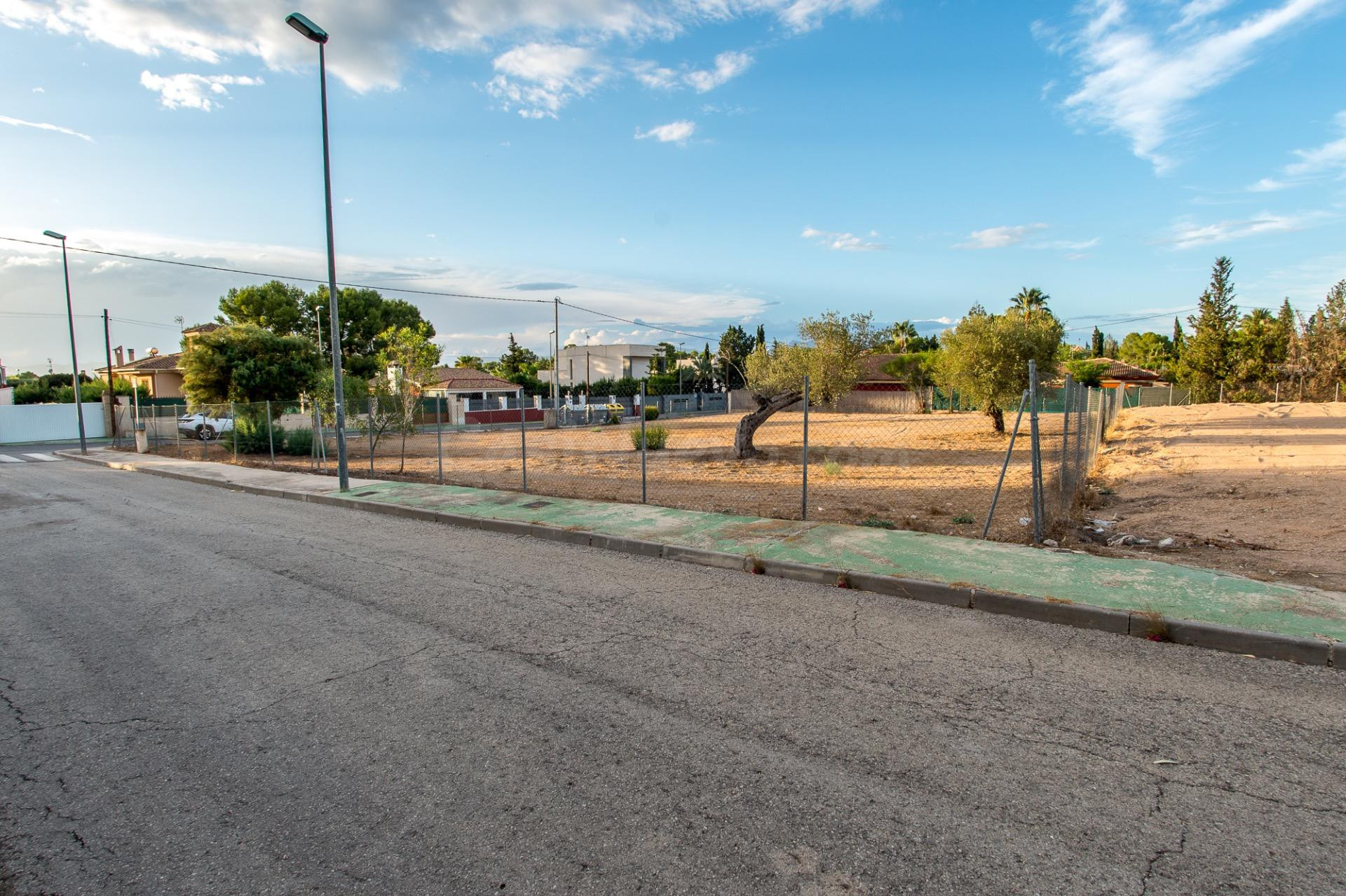 Parcela en esquina de 1002m2 en Los Conejos - foto 4