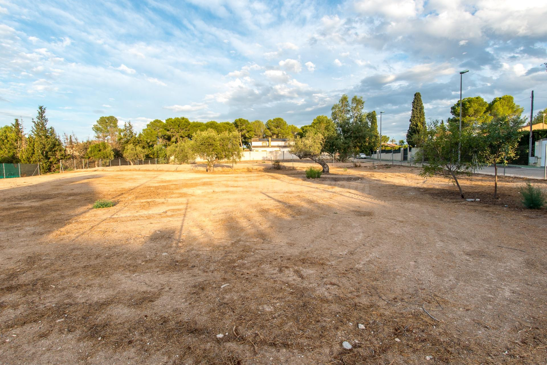 Parcela en esquina de 1002m2 en Los Conejos - foto 5