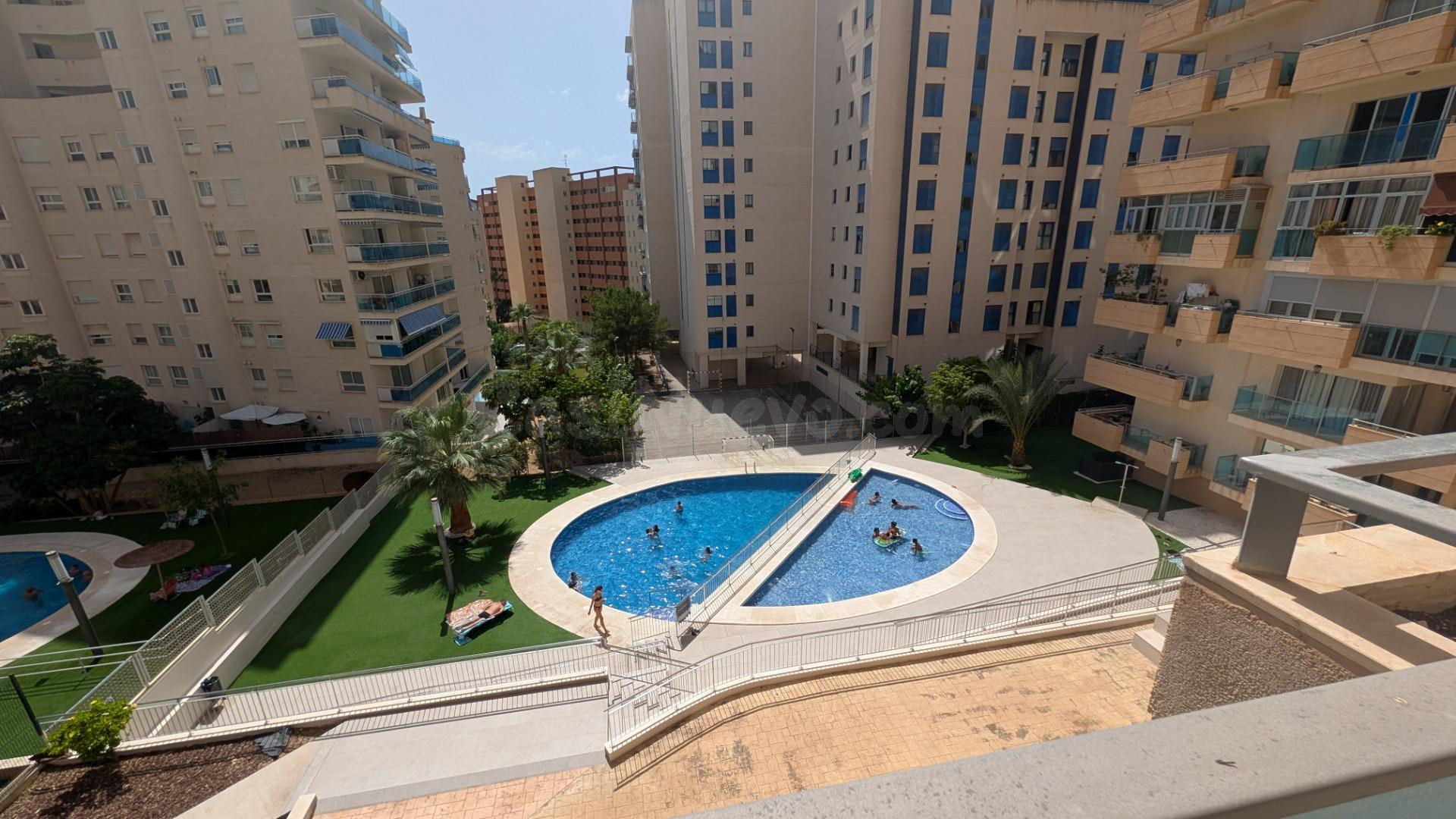 Apartamento de 2 habitaciones y 2 baños en urbanización en l
