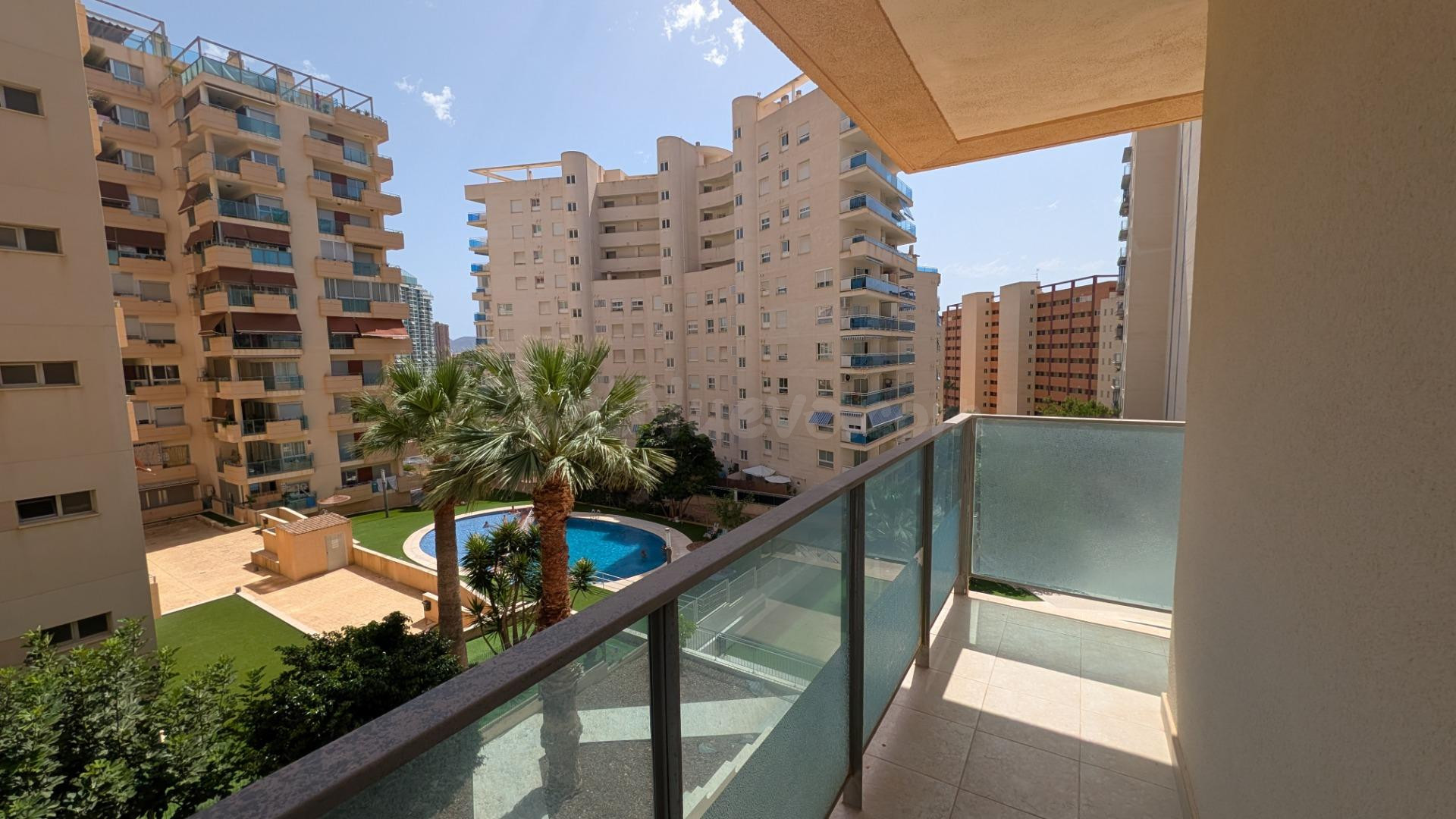 Apartamento de 2 habitaciones y 2 baños en urbanización en l - foto 2