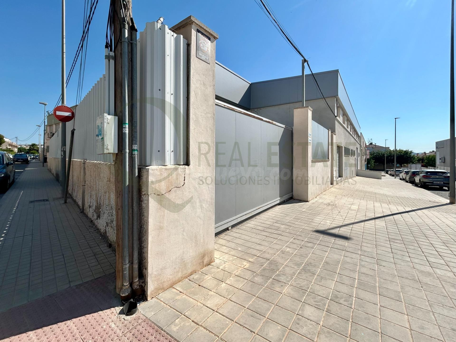 Espacio industrial versátil con gran altura y acceso privado - foto 2