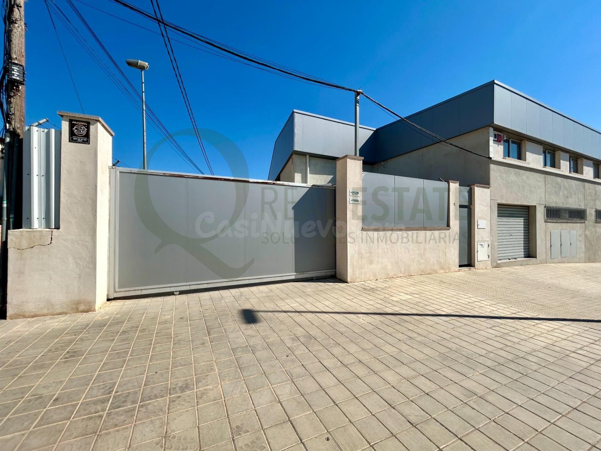 Espacio industrial versátil con gran altura y acceso privado - foto 3