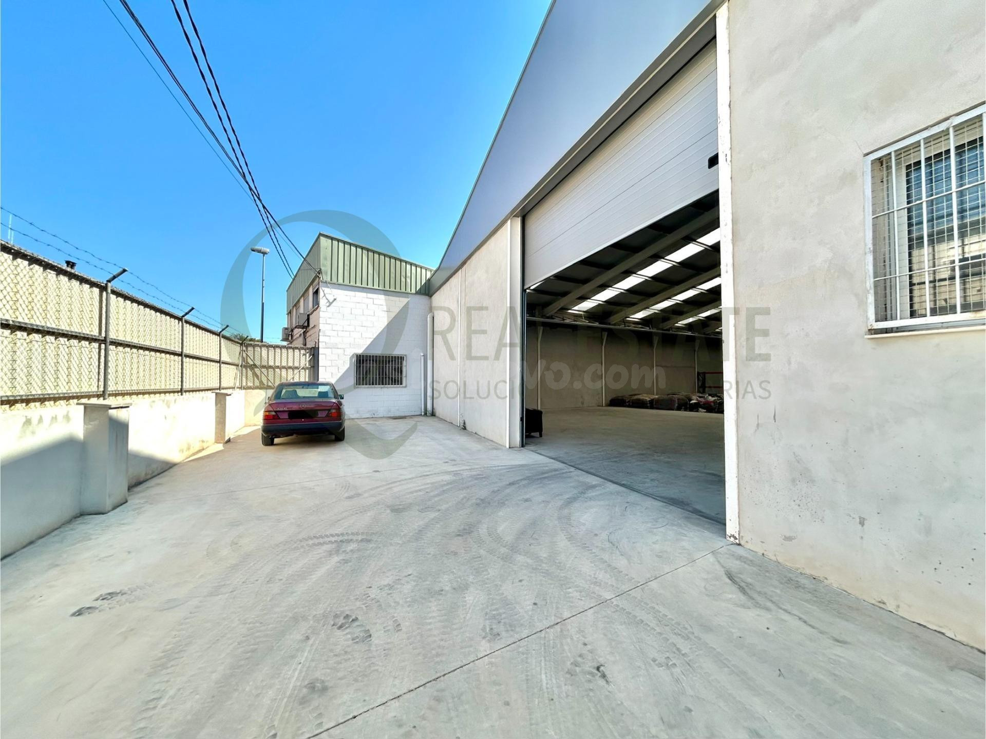 Espacio industrial versátil con gran altura y acceso privado - foto 4