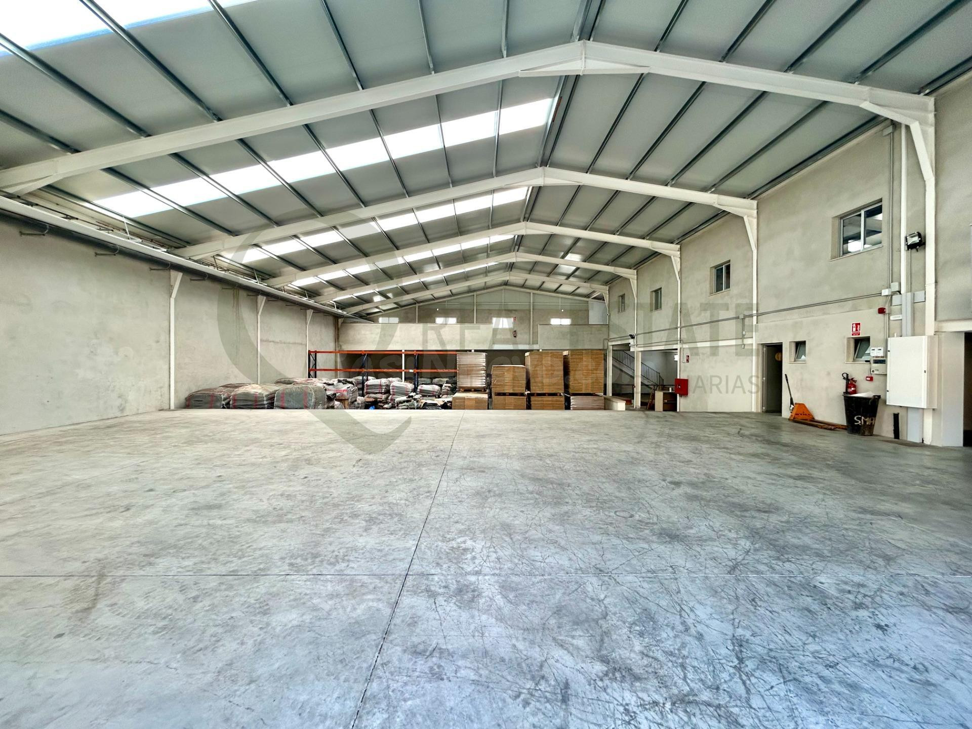 Espacio industrial versátil con gran altura y acceso privado - foto 5