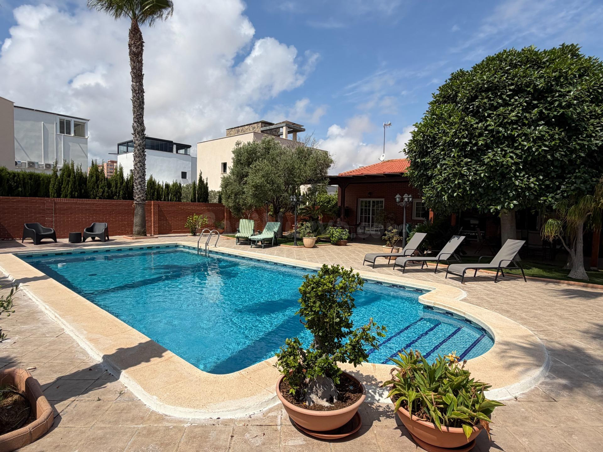 Espectacular Chalet Independiente con Grandes Exteriores, Pi