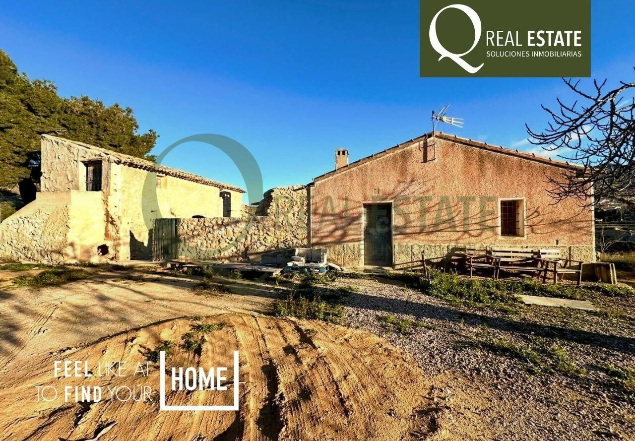 Finca rústica de 72.508 m2 en Tibi con casa tradicional.
