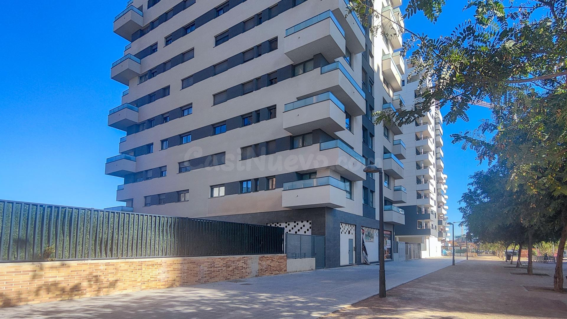 Se alquila bajo comercial en obra nueva en Malilla