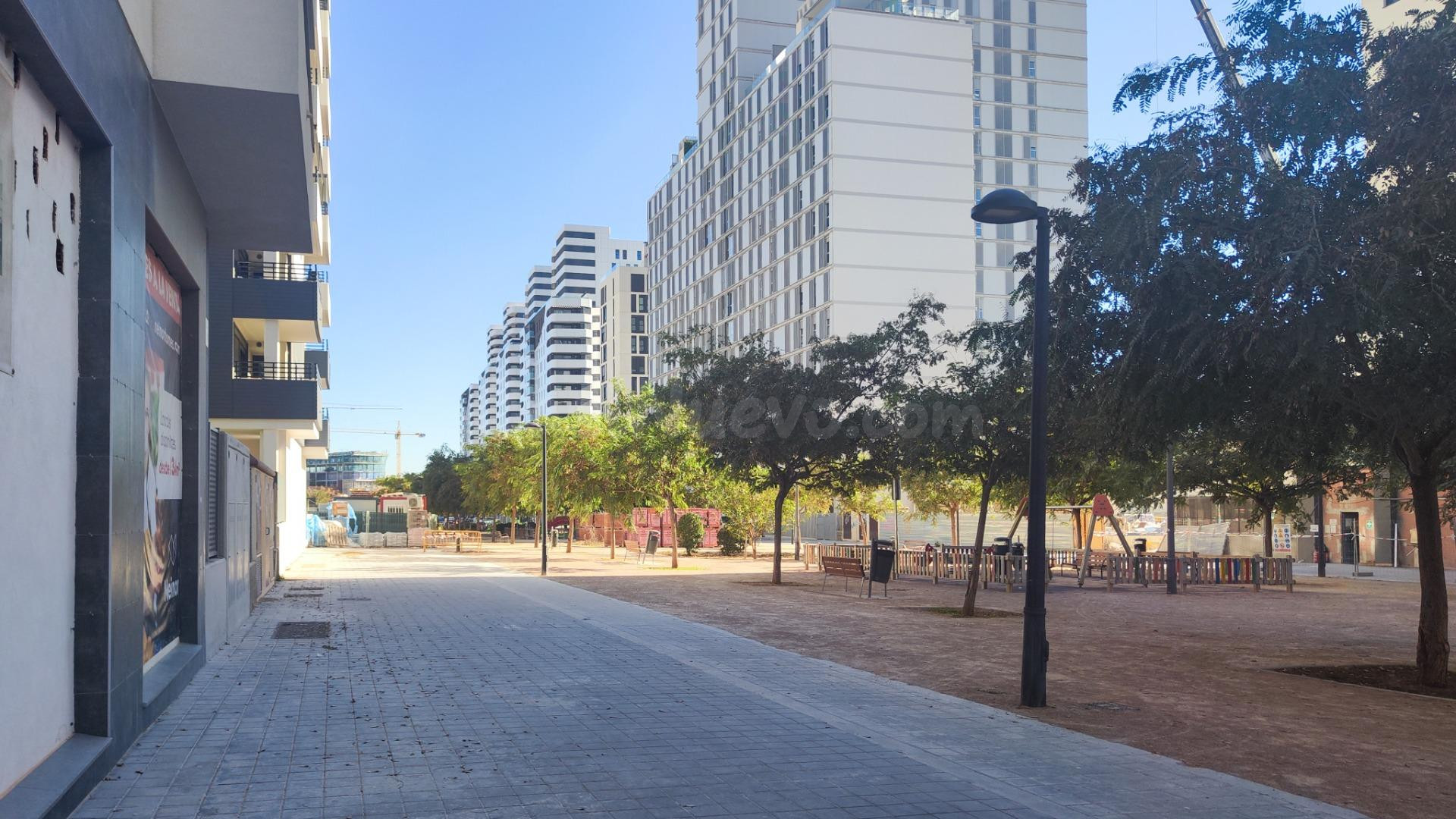 Se alquila bajo comercial en obra nueva en Malilla - foto 2