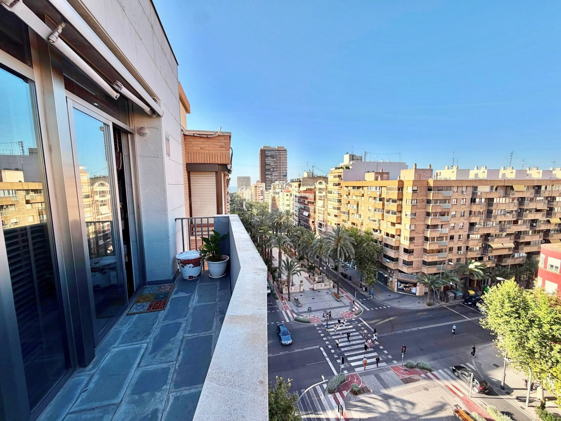 Ático en el centro de Alicante con terraza y vistas al mar - foto 2