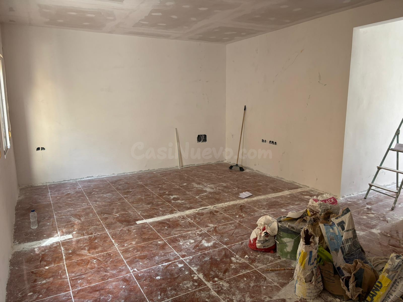 Planta baja reformada con patio, gran terraza y cochera en l - foto 4