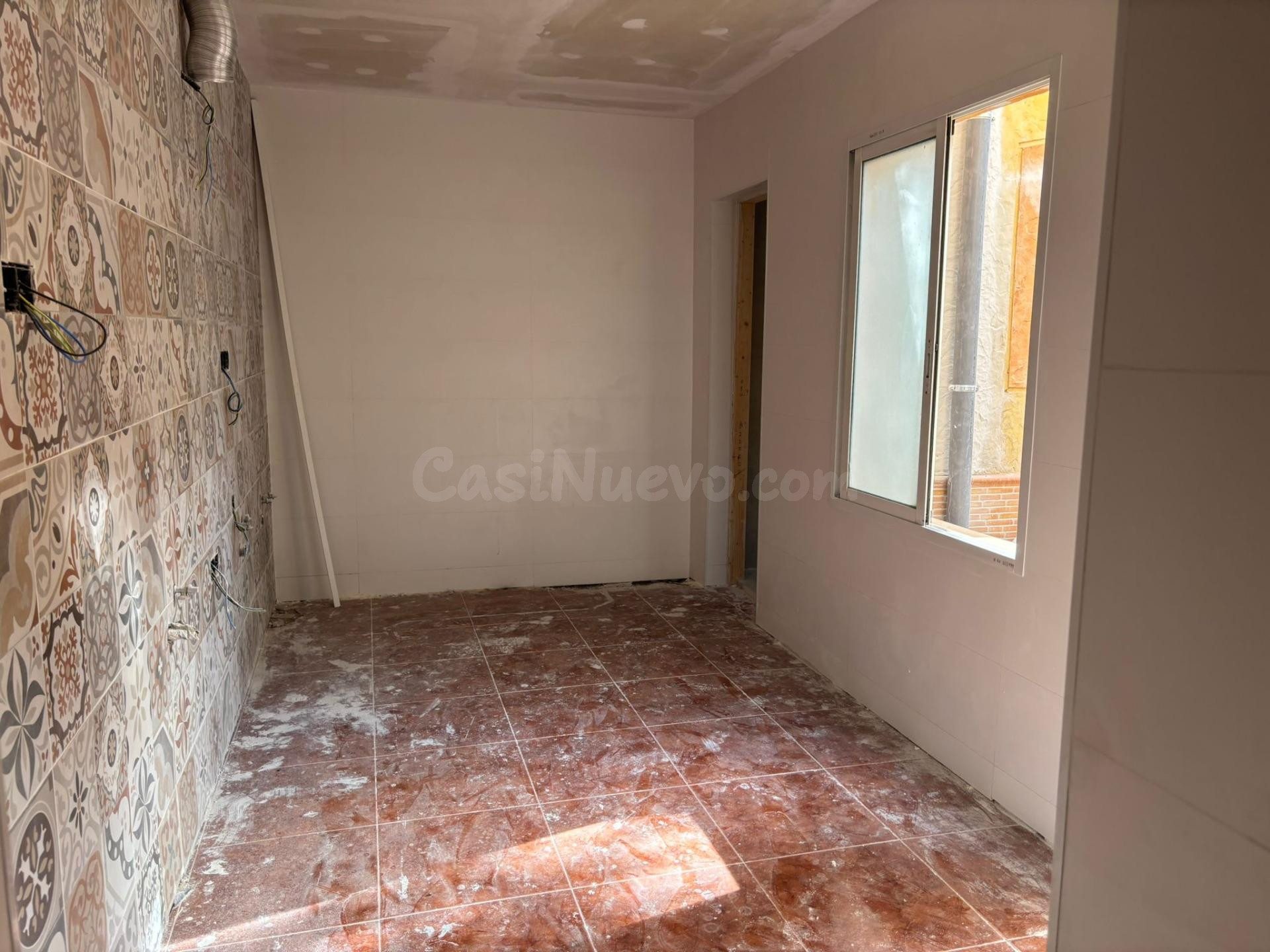 Planta baja reformada con patio, gran terraza y cochera en l - foto 5