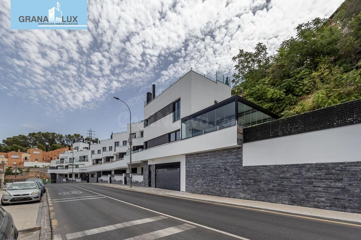 Estudio de reciente construcción con piscina, garaje y zonas comunes en Granada